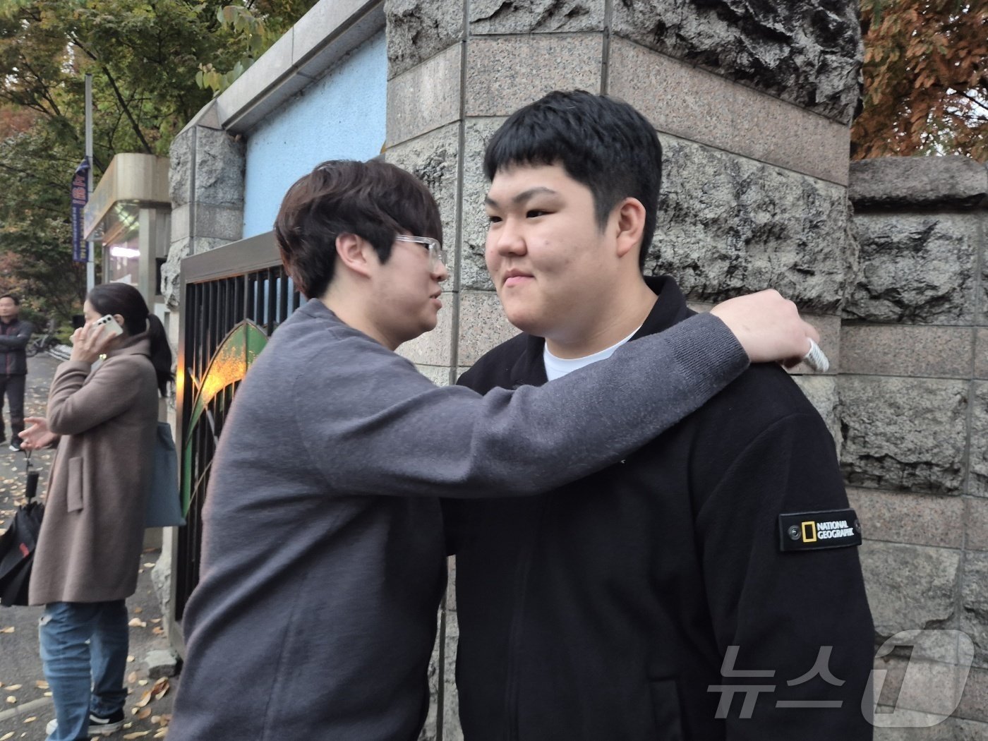 본문 이미지 - 14일 인천 계양고등학교에서 2025학년도 대학수학능력시험을 치룬 학생들이 시험을 마치고 교문 앞에서 서로를 격려하고 있다. ⓒ News1 이시명 기자