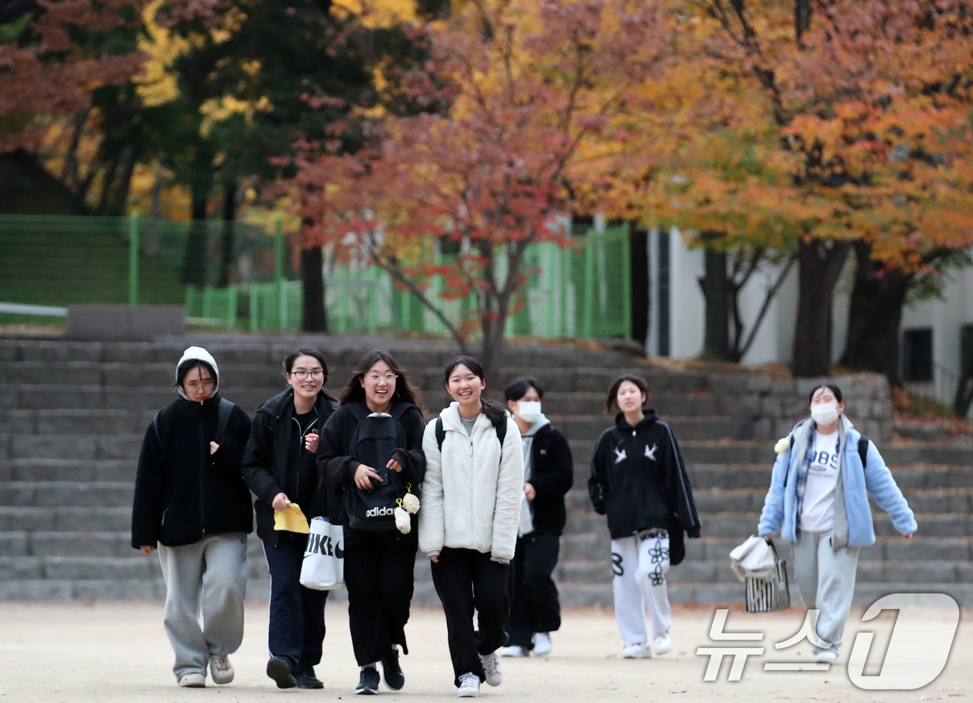 (서울=뉴스1) 오대일 기자 = 14일 오후 서울 중구 이화여자외국어고등학교에서 2025학년도 대학수학능력시험을 마친 수험생들이 환한 얼굴로 고사장을 나서고 있다.수능 출제기관인 …