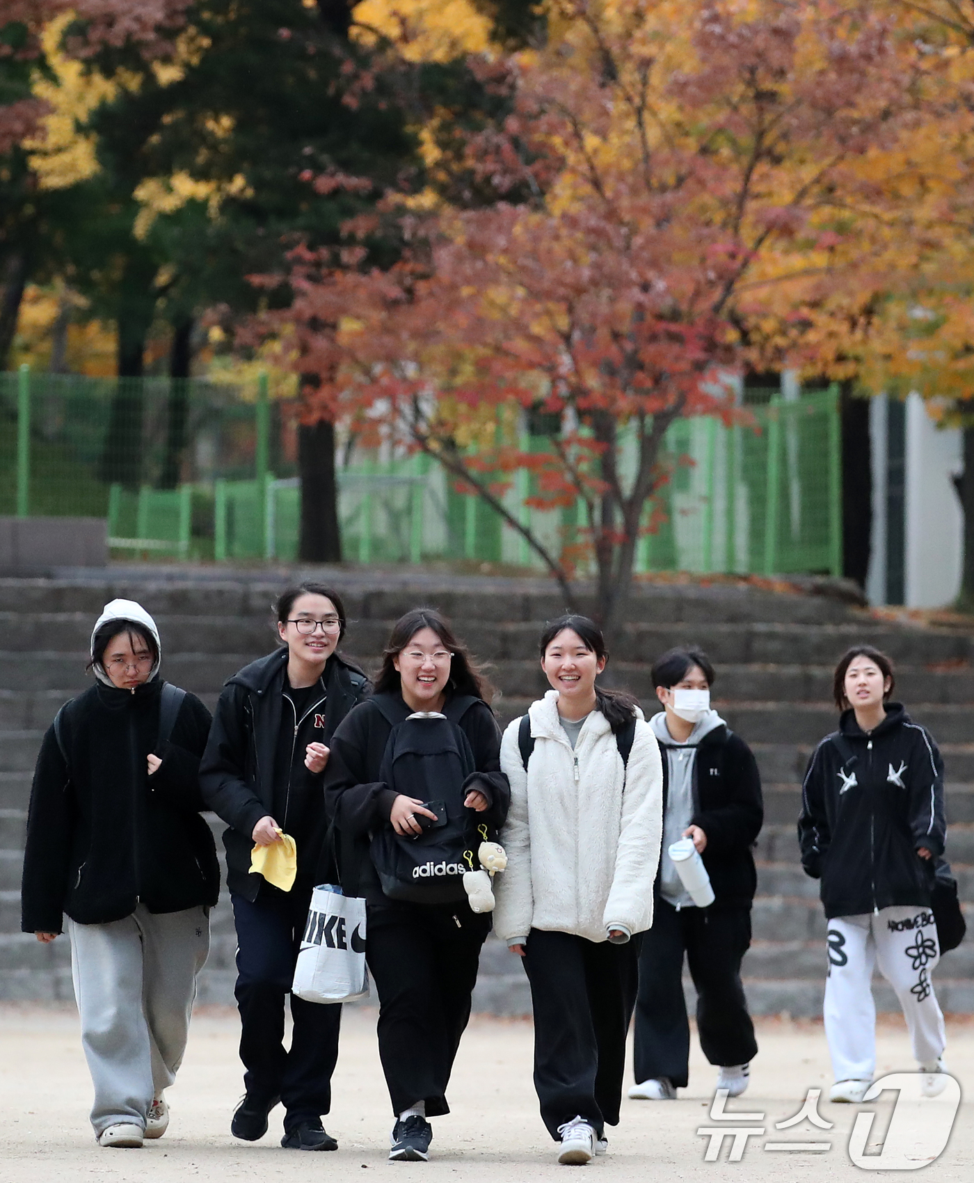 (서울=뉴스1) 오대일 기자 = 14일 오후 서울 중구 이화여자외국어고등학교에서 2025학년도 대학수학능력시험을 마친 수험생들이 환한 얼굴로 고사장을 나서고 있다.수능 출제기관인 …