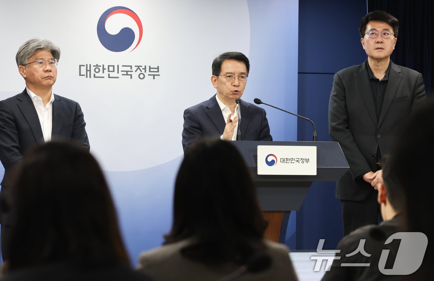 본문 이미지 - 이정희 배달플랫폼-입점업체 상생협의체 위원장이 14일 서울 종로구 정부서울청사에서 배달앱 상생협의체 회의 결과를 브리핑하고 있다. 2024.11.14/뉴스1 ⓒ News1 허경 기자