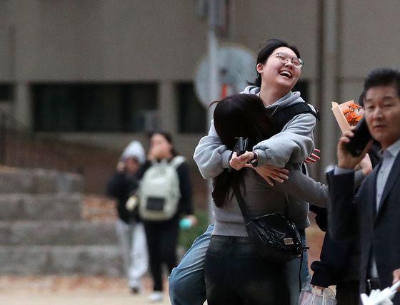 수험생들 "아쉽지만 후련"…"딸 좋아하는 삼겹살 먹어야죠"(종합)