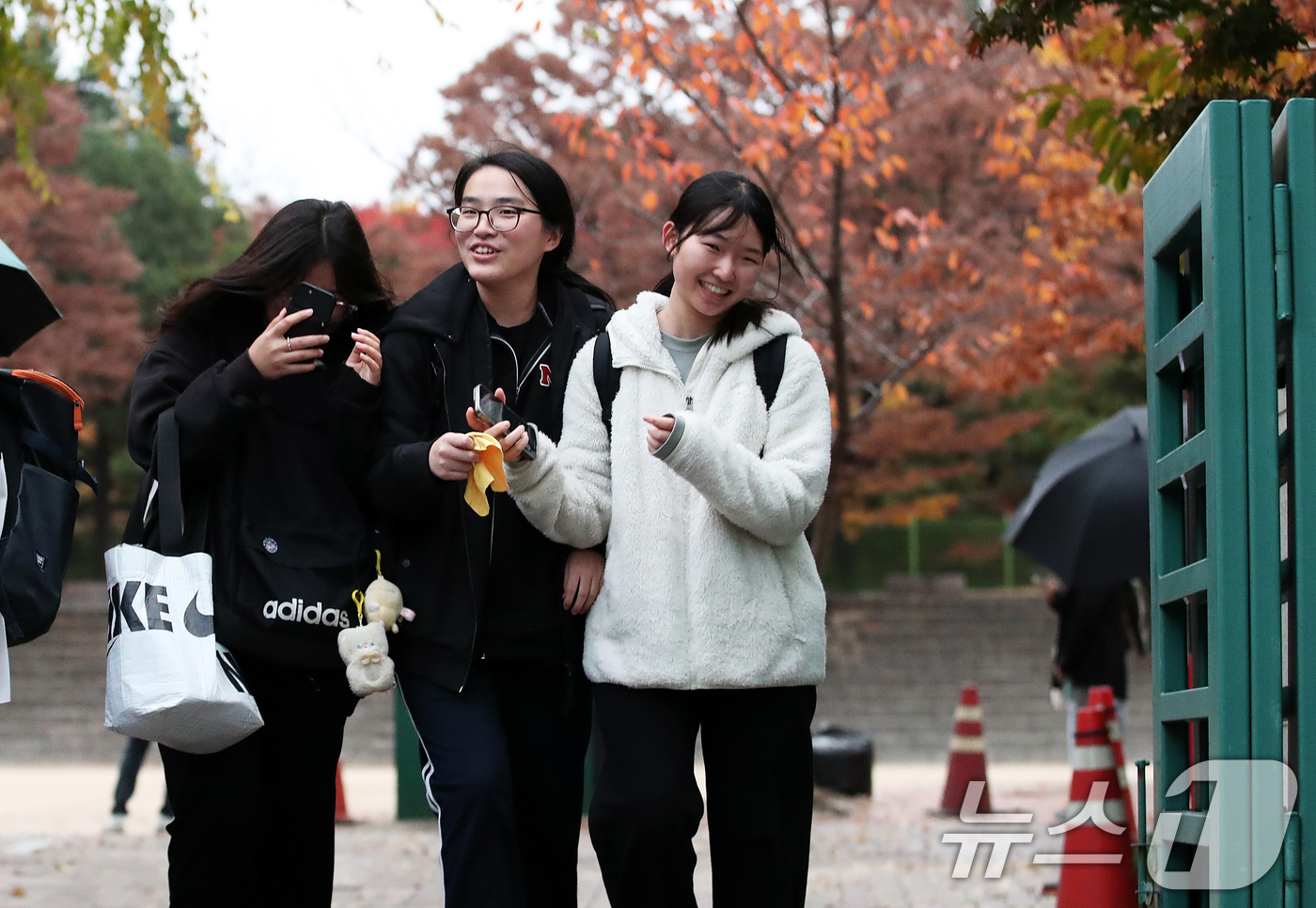 (서울=뉴스1) 오대일 기자 = 14일 오후 서울 중구 이화여자외국어고등학교에서 2025학년도 대학수학능력시험을 마친 수험생들이 환한 얼굴로 고사장을 나서고 있다.수능 출제기관인 …