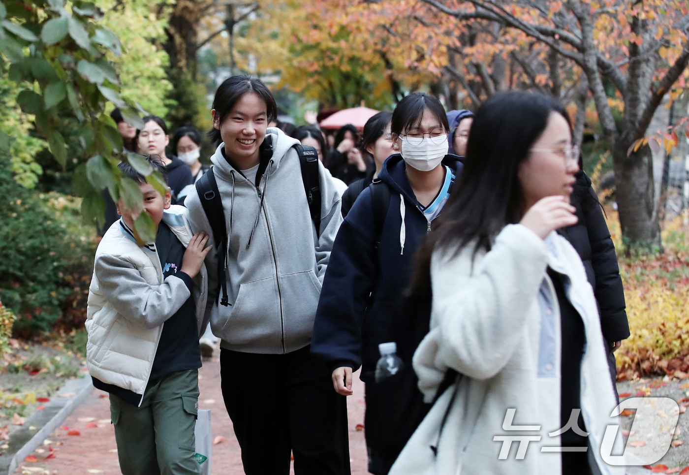 (서울=뉴스1) 오대일 기자 = 14일 오후 서울 중구 이화여자외국어고등학교에서 2025학년도 대학수학능력시험을 마친 수험생들이 환한 얼굴로 고사장을 나서고 있다.수능 출제기관인 …