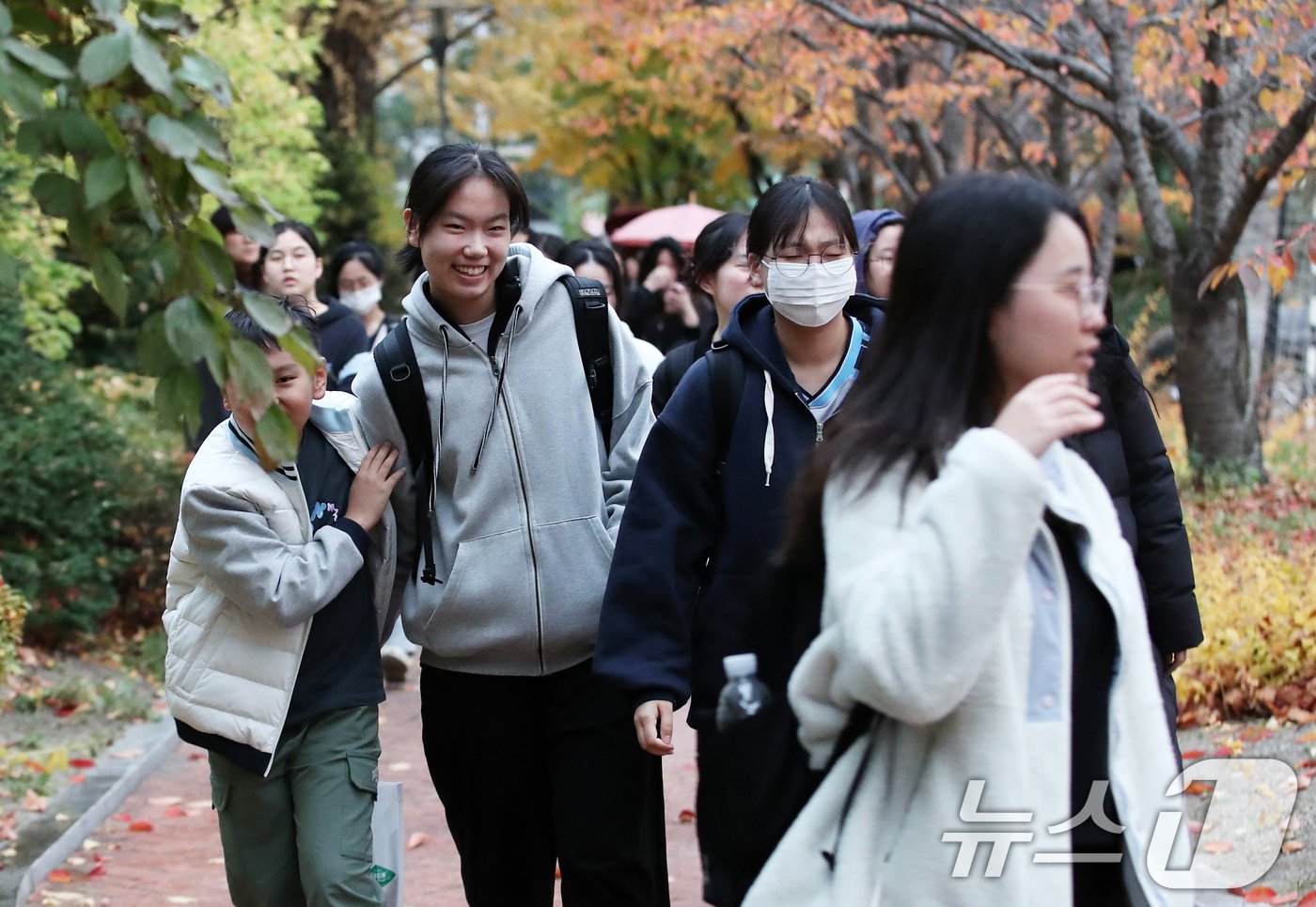 14일 오후 서울 중구 이화여자외국어고등학교에서 2025학년도 대학수학능력시험을 마친 수험생들이 환한 얼굴로 고사장을 나서고 있다. 수능 출제기관인 한국교육과정평가원은 오는 18일 오후 6시까지 문제 및 정답 이의신청을 받고, 심사를 거쳐 26일 오후 5시 정답을 확정해 발표한다. 2025학년도 수능 성적은 다음달 6일에 수험생들에게 통지된다. 2024.11.14/뉴스1 ⓒ News1 오대일 기자