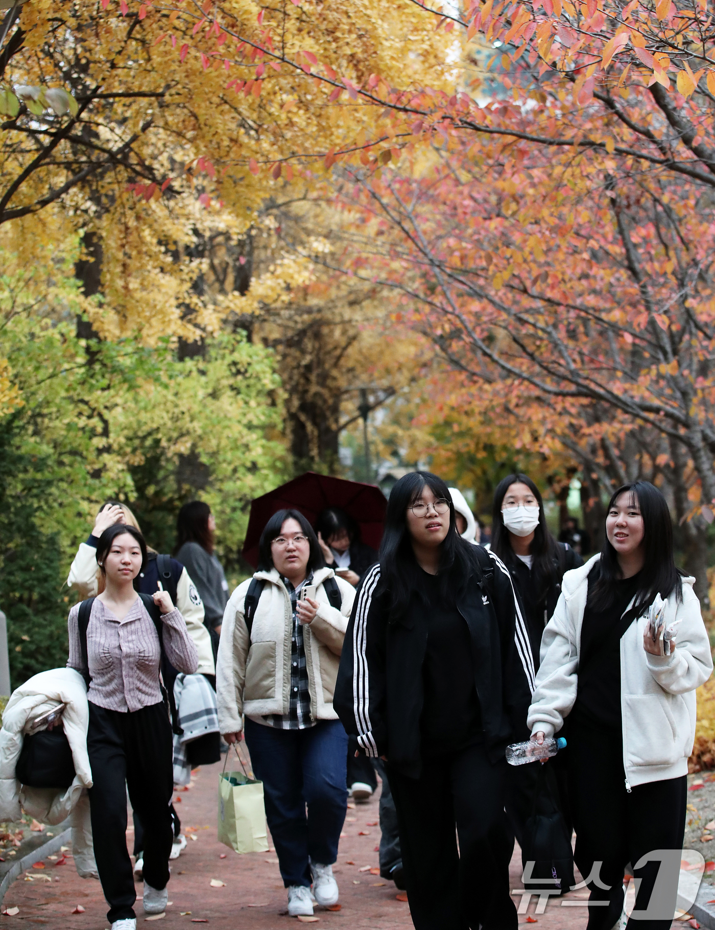 (서울=뉴스1) 오대일 기자 = 14일 오후 서울 중구 이화여자외국어고등학교에서 2025학년도 대학수학능력시험을 마친 수험생들이 환한 얼굴로 고사장을 나서고 있다.수능 출제기관인 …