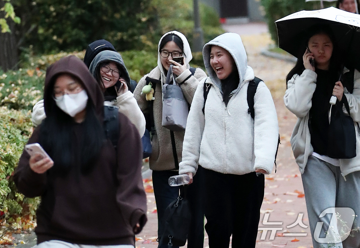 (서울=뉴스1) 오대일 기자 = 14일 오후 서울 중구 이화여자외국어고등학교에서 2025학년도 대학수학능력시험을 마친 수험생들이 환한 얼굴로 고사장을 나서고 있다.수능 출제기관인 …