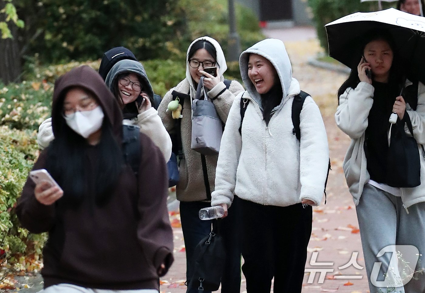 14일 오후 서울 중구 이화여자외국어고등학교에서 2025학년도 대학수학능력시험을 마친 수험생들이 환한 얼굴로 고사장을 나서고 있다. 2024.11.14/뉴스1 ⓒ News1 오대일 기자