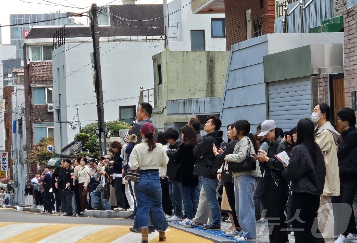 14일 오후 부산 사하구 부산여고 앞에서 학부모들이 수험생들을 기다리고 있다.2024.11.14/ⓒ News1 조아서 기자