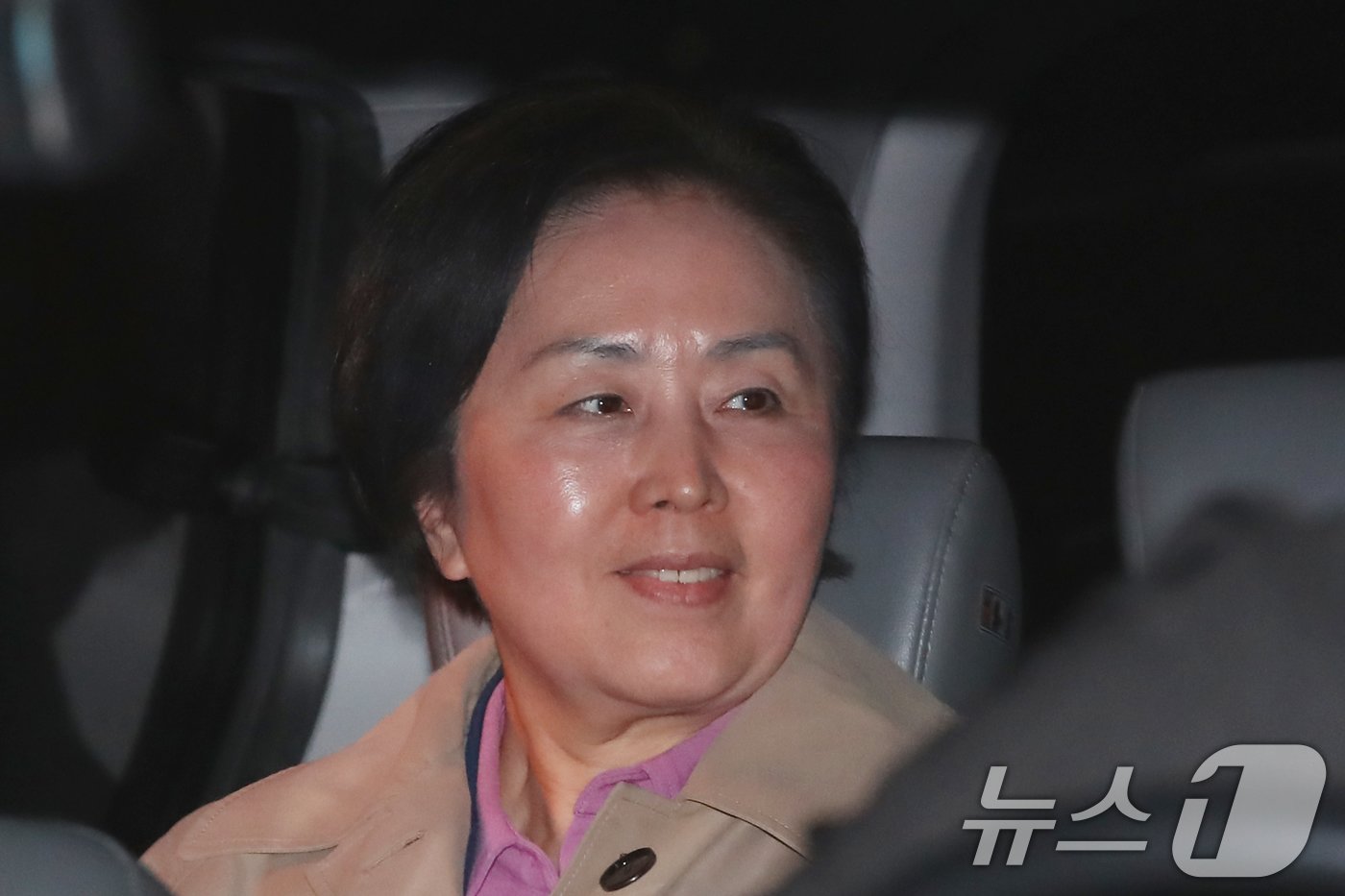 본문 이미지 - 윤석열 대통령 부부 공천 개입 의혹의 핵심 인물인 김영선 전 국민의힘 의원이 14일 오후 공천을 대가로 정치자금을 주고받은 혐의(정치자금법 위반)로 경남 창원시 성산구 창원지방법원에서 열린 구속 전 피의자 심문(영장실질심사)을 마친 후 대기 장소인 창원교도소로 가기 위해 호송차에 탑승하고 있다. 2024.11.14/뉴스1 ⓒ News1 윤일지 기자