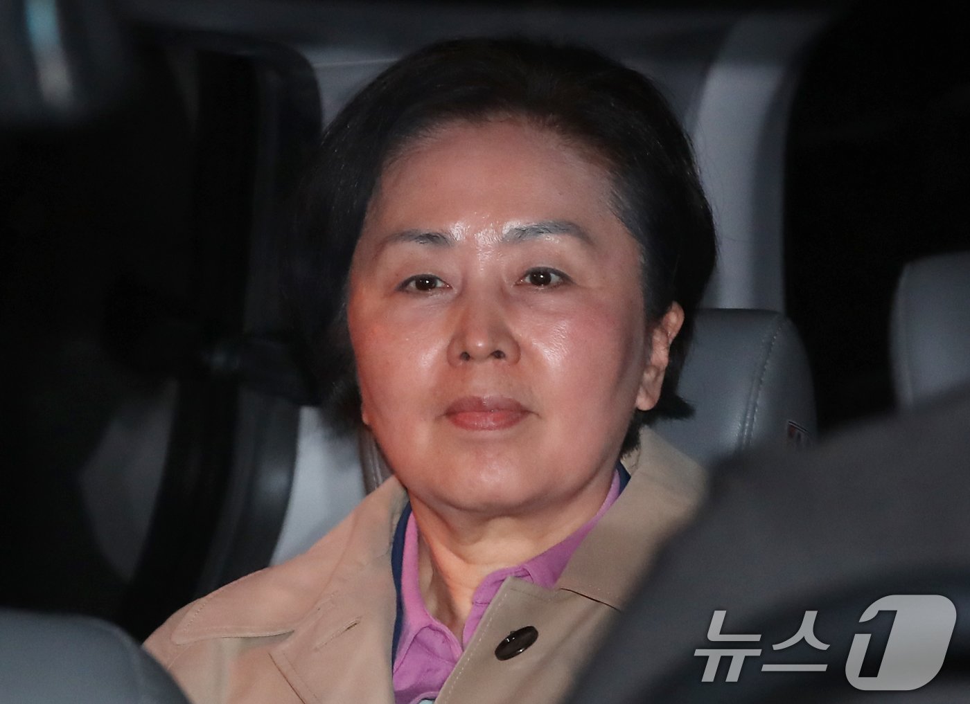 본문 이미지 - 윤석열 대통령 부부 공천 개입 의혹의 핵심 인물인 김영선 전 국민의힘 의원이 14일 오후 공천을 대가로 정치자금을 주고받은 혐의(정치자금법 위반)로 경남 창원시 성산구 창원지방법원에서 열린 구속 전 피의자 심문(영장실질심사)을 마친 후 대기 장소인 창원교도소로 가기 위해 호송차에 탑승하고 있다. 2024.11.14/뉴스1 ⓒ News1 윤일지 기자