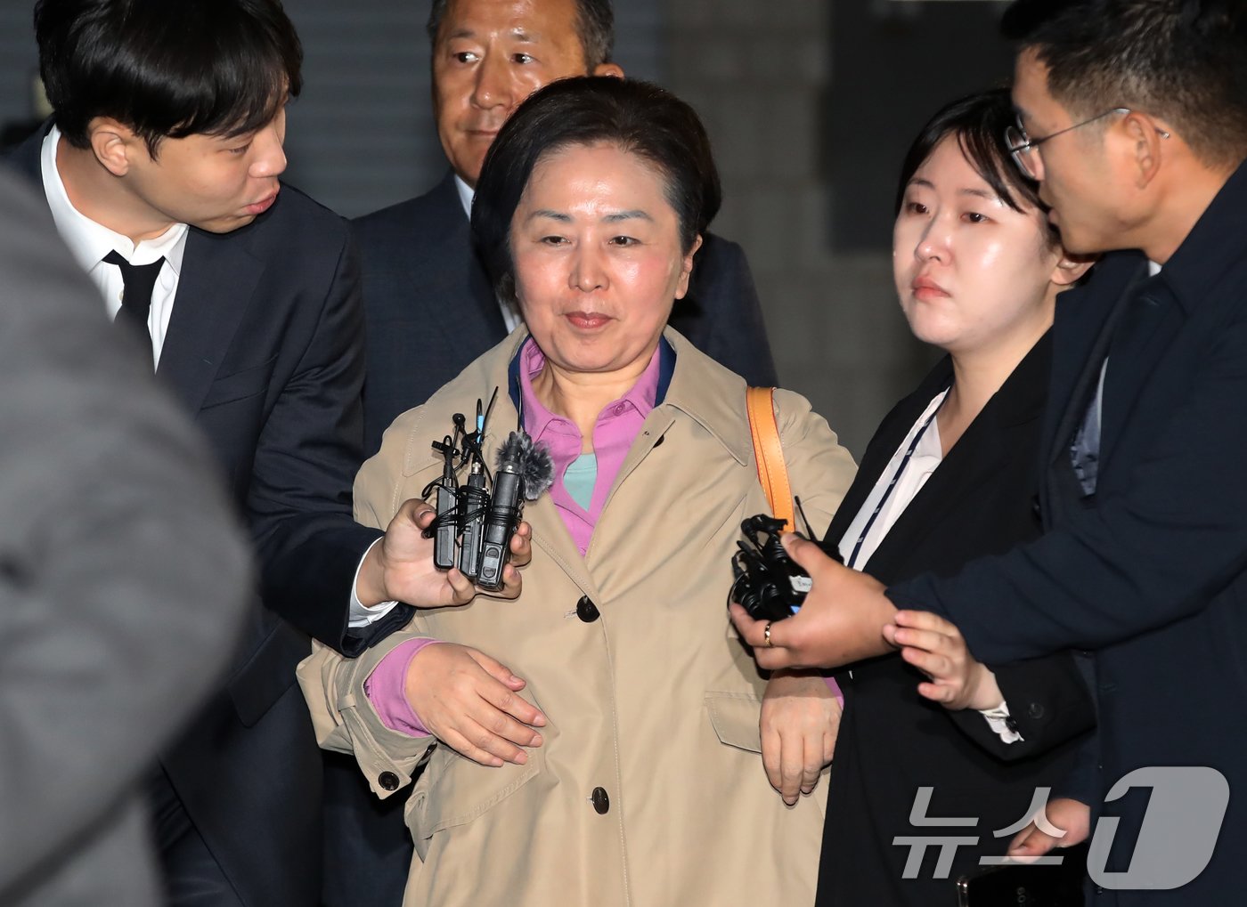 본문 이미지 - 윤석열 대통령 부부 공천 개입 의혹의 핵심 인물인 김영선 전 국민의힘 의원이 14일 오후 공천을 대가로 정치자금을 주고받은 혐의(정치자금법 위반)로 경남 창원시 성산구 창원지방법원에서 열린 구속 전 피의자 심문(영장실질심사)을 마친 후 대기 장소인 창원교도소로 가기 위해 호송차로 이동하고 있다. 2024.11.14/뉴스1 ⓒ News1 윤일지 기자