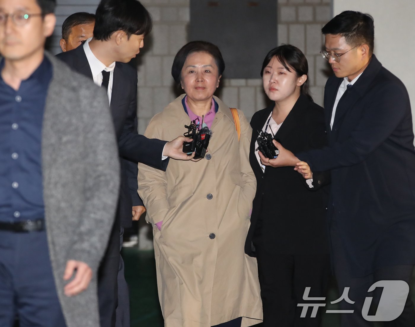 본문 이미지 - 윤석열 대통령 부부 공천 개입 의혹의 핵심 인물인 김영선 전 국민의힘 의원이 14일 오후 공천을 대가로 정치자금을 주고받은 혐의(정치자금법 위반)로 경남 창원시 성산구 창원지방법원에서 열린 구속 전 피의자 심문(영장실질심사)을 마친 후 대기 장소인 창원교도소로 가기 위해 호송차로 이동하고 있다. 2024.11.14/뉴스1 ⓒ News1 윤일지 기자