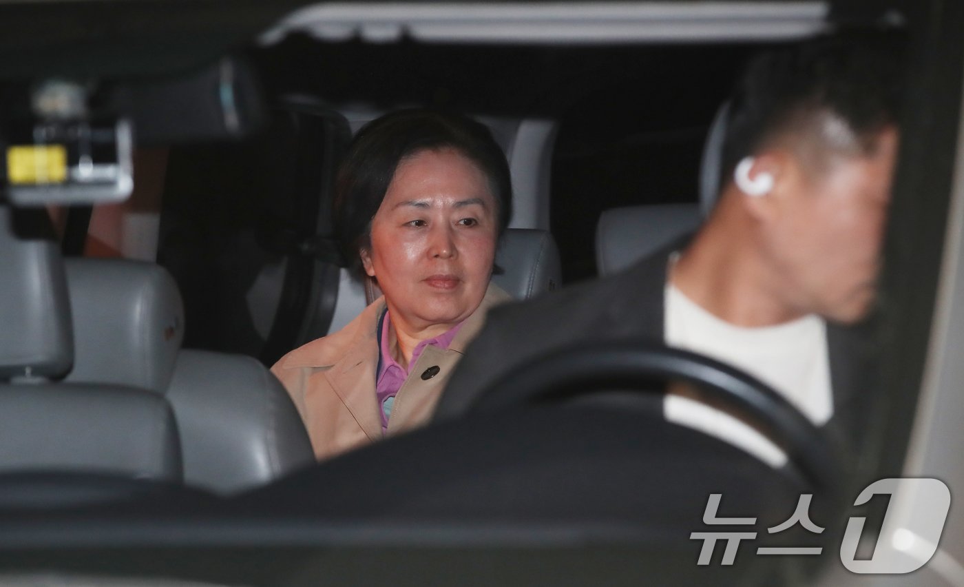 본문 이미지 - 윤석열 대통령 부부 공천 개입 의혹의 핵심 인물인 김영선 전 국민의힘 의원이 14일 오후 공천을 대가로 정치자금을 주고받은 혐의(정치자금법 위반)로 경남 창원시 성산구 창원지방법원에서 열린 구속 전 피의자 심문(영장실질심사)을 마친 후 대기 장소인 창원교도소로 가기 위해 호송차에 탑승하고 있다. 2024.11.14/뉴스1 ⓒ News1 윤일지 기자