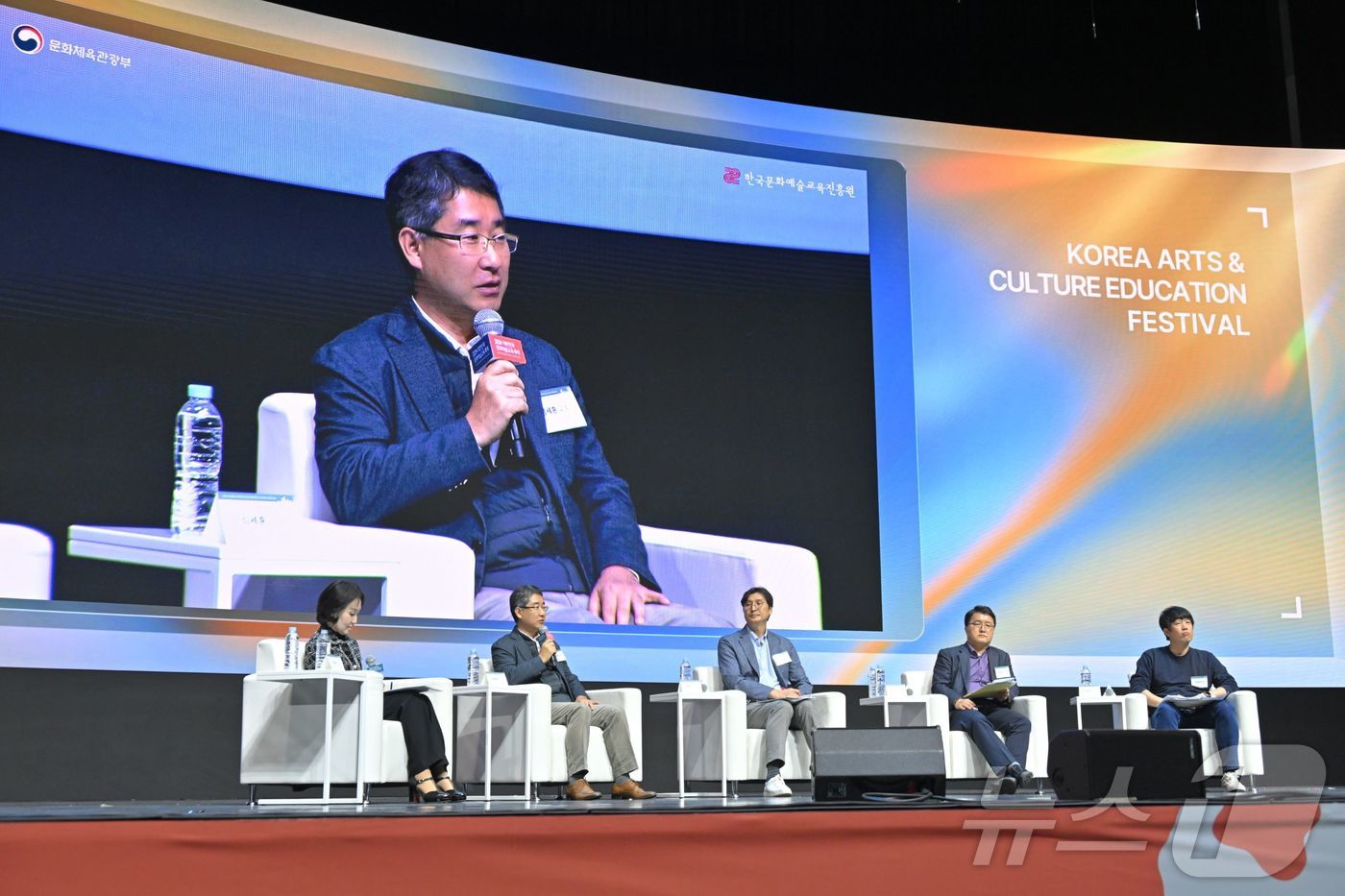 (서울=뉴스1) = 14일 서울 강남구 코엑스 오디토리움에서 ‘2024 대한민국 문화예술교육 축제’ 기념행사 일환으로 열린 ‘2024 문화예술교육 정책 토론회’에서 참가자들이 ‘문 …