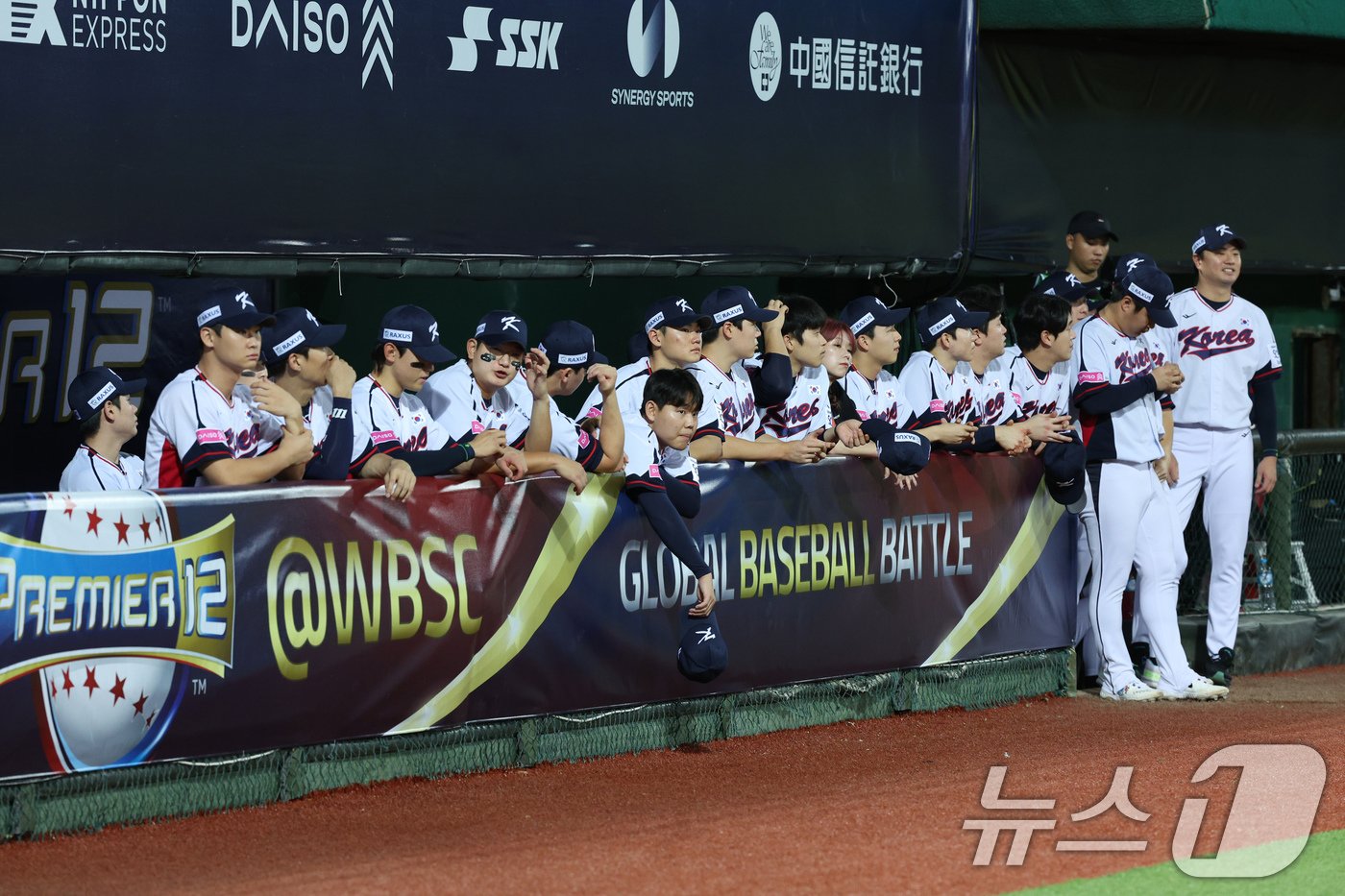 14일&#40;현지시간&#41; 오후 대만 타이베이시 톈무 야구장에서 열린 2024 WBSC 프리미어12 B조 예선 대한민국과 쿠바의 경기에 앞서 대표팀 선수들이 그라운드를 바라보고 있다. 2024.11.14/뉴스1 ⓒ News1 장수영 기자