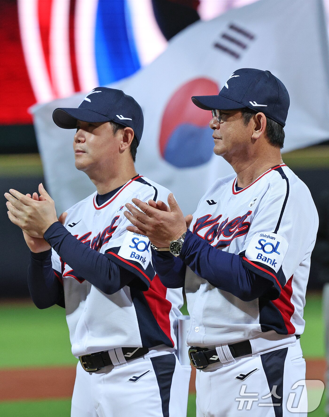 본문 이미지 - 14일(현지시간) 오후 대만 타이베이시 톈무 야구장에서 열린 2024 WBSC 프리미어12 B조 예선 대한민국과 쿠바의 경기에 앞서 류중일 감독과 류지현 코치(왼쪽)가 손뼉을 치고 있다. 2024.11.14/뉴스1 ⓒ News1 장수영 기자
