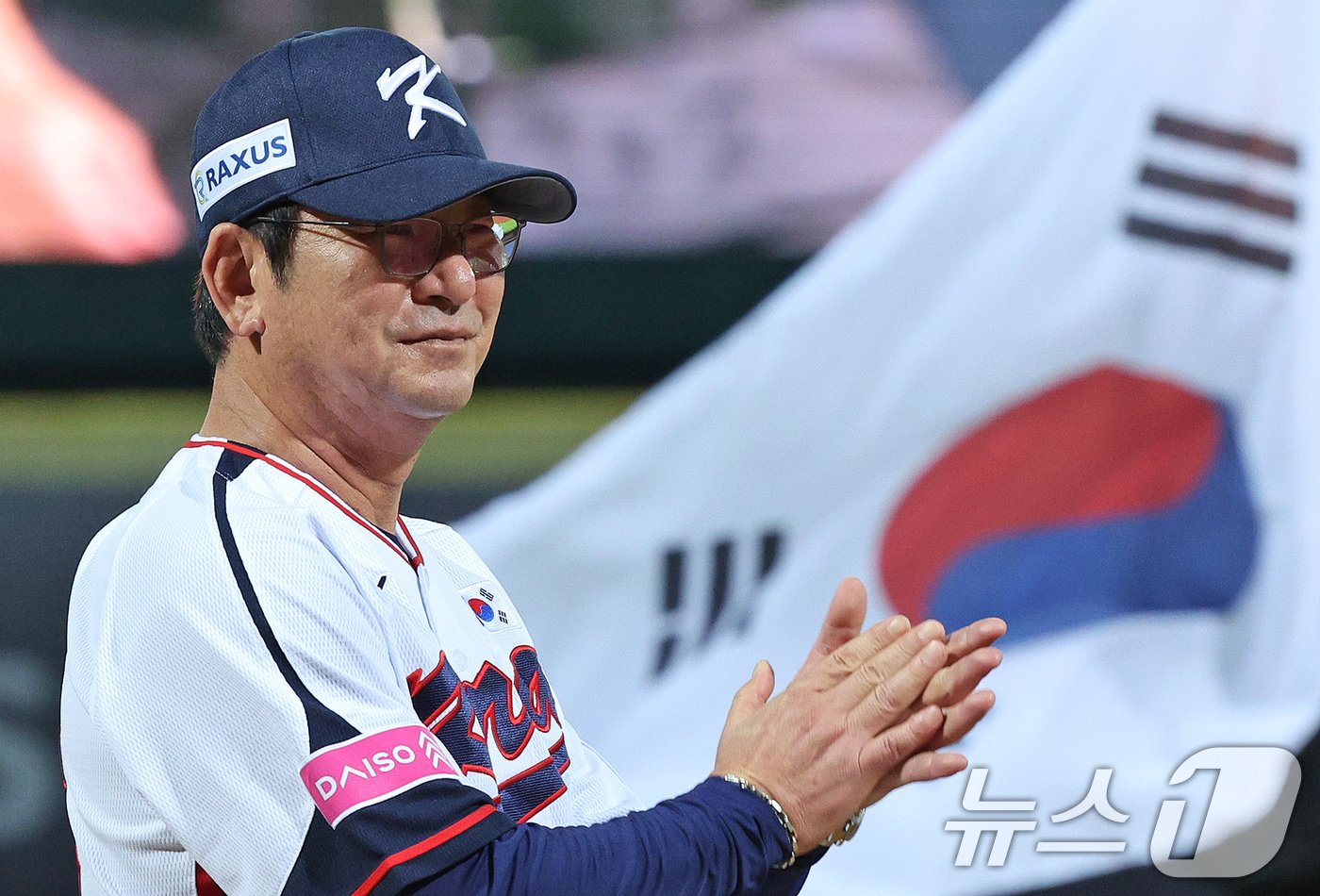 본문 이미지 - 14일(현지시간) 오후 대만 타이베이시 톈무 야구장에서 열린 2024 WBSC 프리미어12 B조 예선 대한민국과 쿠바의 경기에 앞서 류중일 감독이 손뼉을 치고 있다. 2024.11.14/뉴스1 ⓒ News1 장수영 기자