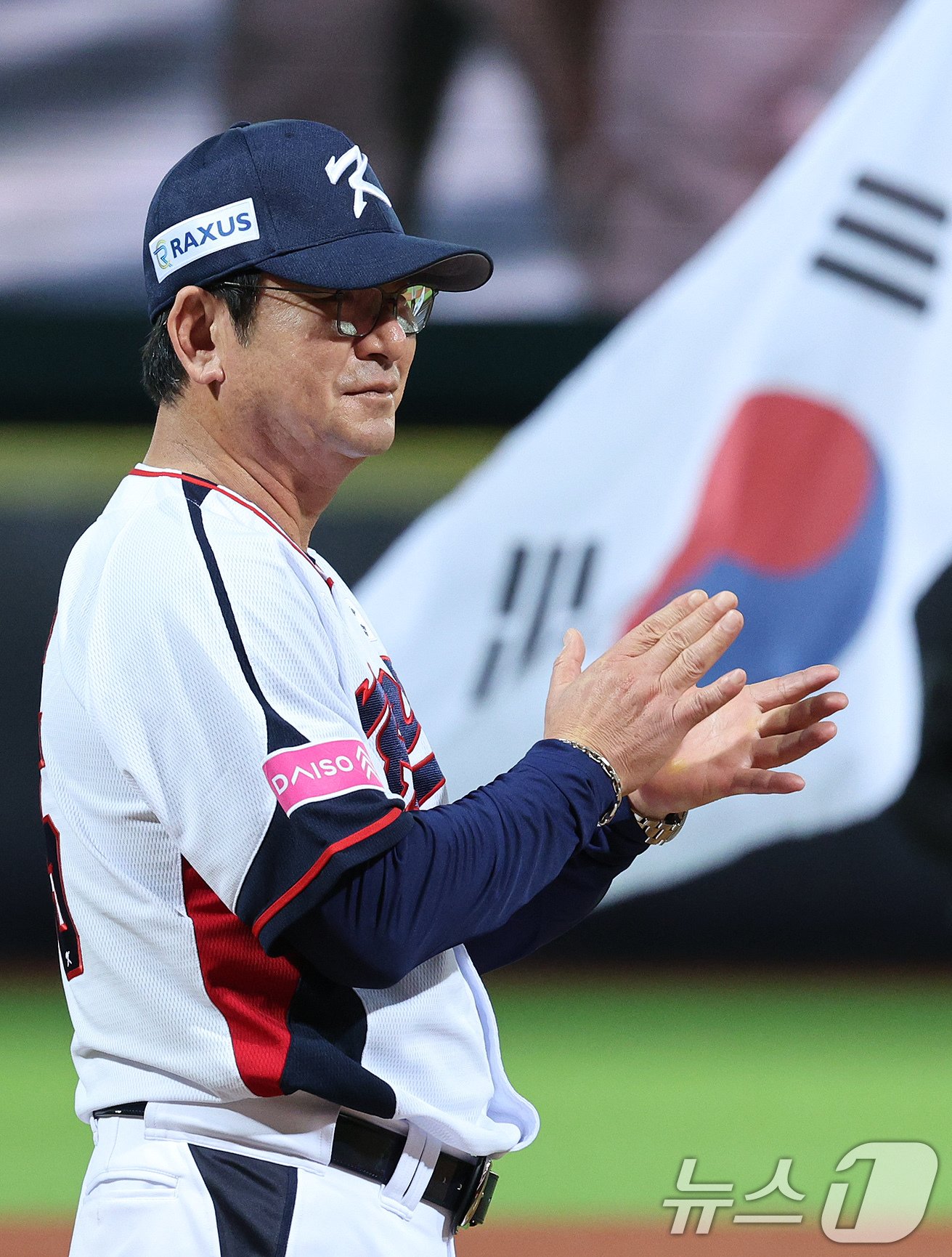 본문 이미지 - 14일(현지시간) 오후 대만 타이베이시 톈무 야구장에서 열린 2024 WBSC 프리미어12 B조 예선 대한민국과 쿠바의 경기에 앞서 류중일 감독이 박수치고 있다. 2024.11.14/뉴스1 ⓒ News1 장수영 기자
