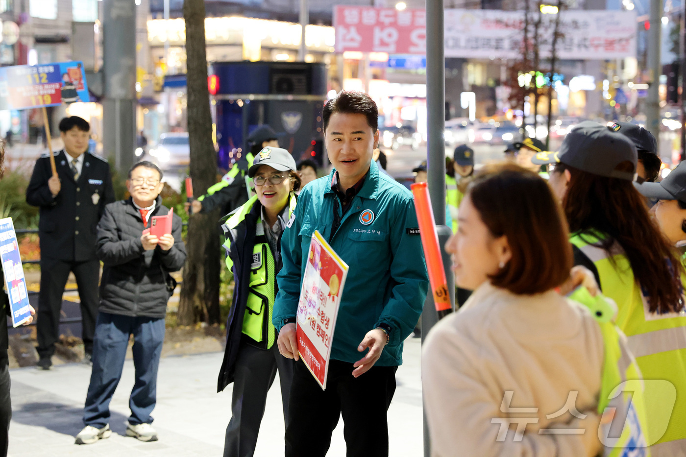 (서울=뉴스1) = 오언석 도봉구청장이 대학수학능력 시험이 끝난 14일 오후 쌍문역 인근에서 도봉구 자율방범연합대 등과 함께 수능 청소년 선도‧보호 활동을 하고 있다. (도봉구 제 …