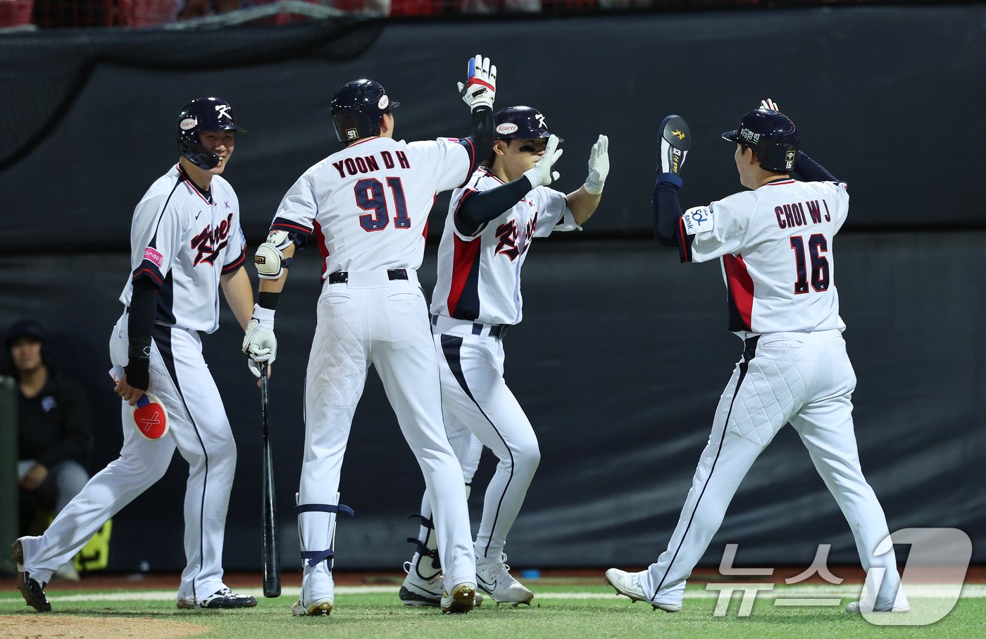 14일&#40;현지시간&#41; 오후 대만 타이베이시 톈무 야구장에서 열린 2024 WBSC 프리미어12 B조 예선 대한민국과 쿠바의 경기, 2회말 대한민국 공격 2사 만루 상황에서 김도영이 만루홈런을 친 뒤 동료들과 기뻐하고 있다. 2024.11.14/뉴스1 ⓒ News1 장수영 기자