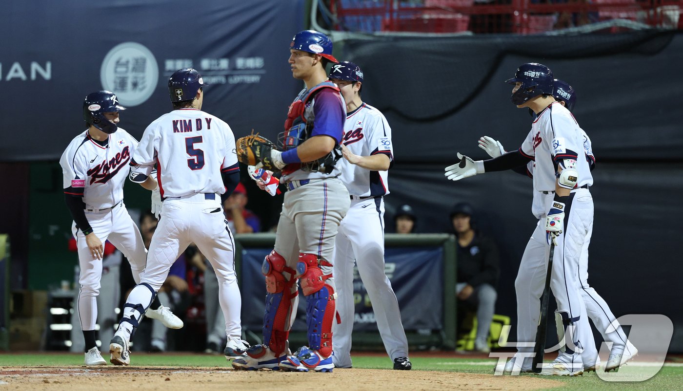 14일&#40;현지시간&#41; 오후 대만 타이베이시 톈무 야구장에서 열린 2024 WBSC 프리미어12 B조 예선 대한민국과 쿠바의 경기, 2회말 대한민국 공격 2사 만루 상황에서 김도영이 만루홈런을 친 뒤 동료들과 기뻐하고 있다. 2024.11.14/뉴스1 ⓒ News1 장수영 기자