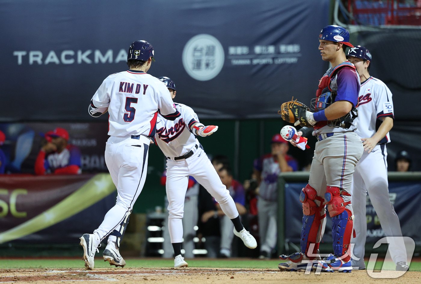 14일&#40;현지시간&#41; 오후 대만 타이베이시 톈무 야구장에서 열린 2024 WBSC 프리미어12 B조 예선 대한민국과 쿠바의 경기, 2회말 대한민국 공격 2사 만루 상황에서 김도영이 만루홈런을 친 뒤 동료들과 기뻐하고 있다. 2024.11.14/뉴스1 ⓒ News1 장수영 기자