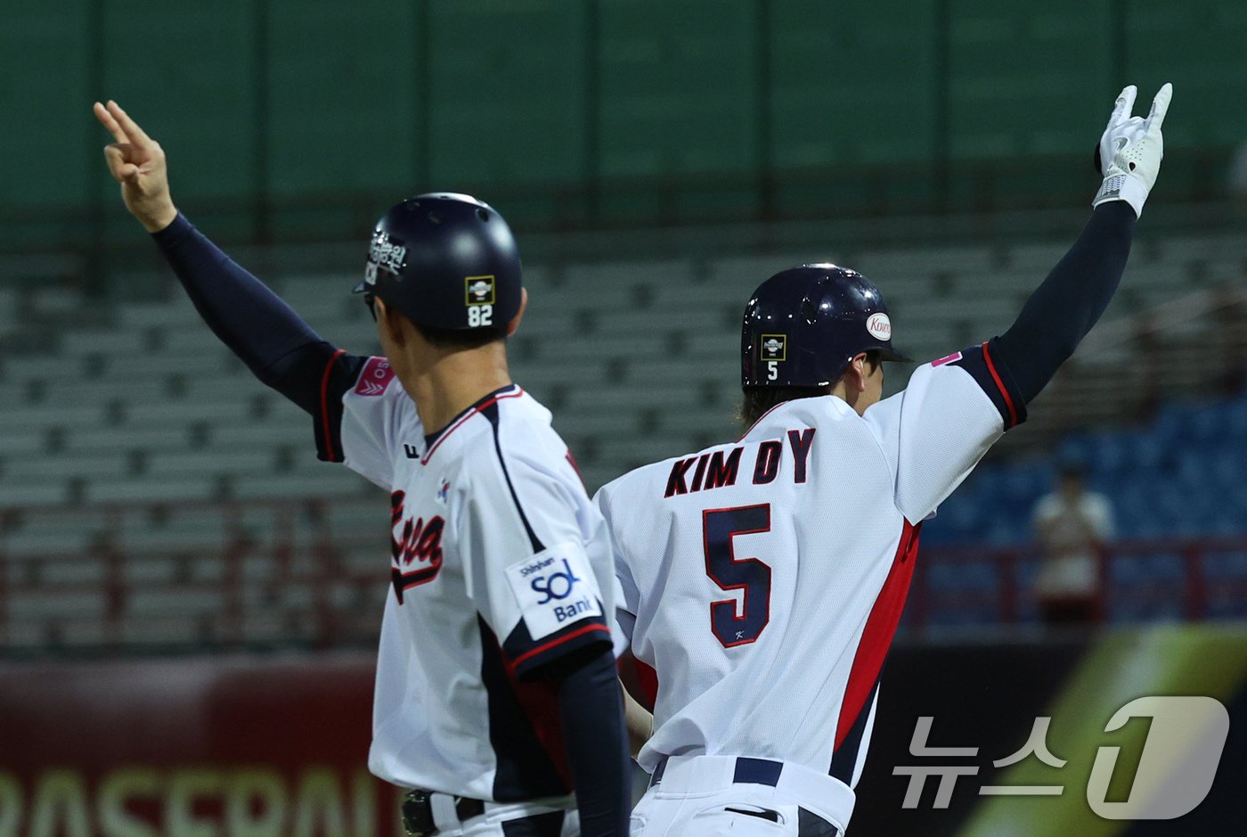 14일&#40;현지시간&#41; 오후 대만 타이베이시 톈무 야구장에서 열린 2024 WBSC 프리미어12 B조 예선 대한민국과 쿠바의 경기, 2회말 대한민국 공격 2사 만루 상황에서 김도영이 만루홈런을 친 뒤 홈을 향해 달리고 있다. 2024.11.14/뉴스1 ⓒ News1 장수영 기자