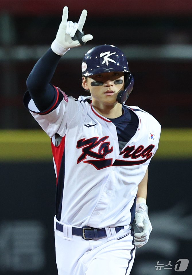 본문 이미지 - 14일(현지시간) 오후 대만 타이베이시 톈무 야구장에서 열린 2024 WBSC 프리미어12 B조 예선 대한민국과 쿠바의 경기, 2회말 대한민국 공격 2사 만루 상황에서 김도영이 만루홈런을 친 뒤 홈을 향해 달리고 있다. 2024.11.14/뉴스1 ⓒ News1 장수영 기자