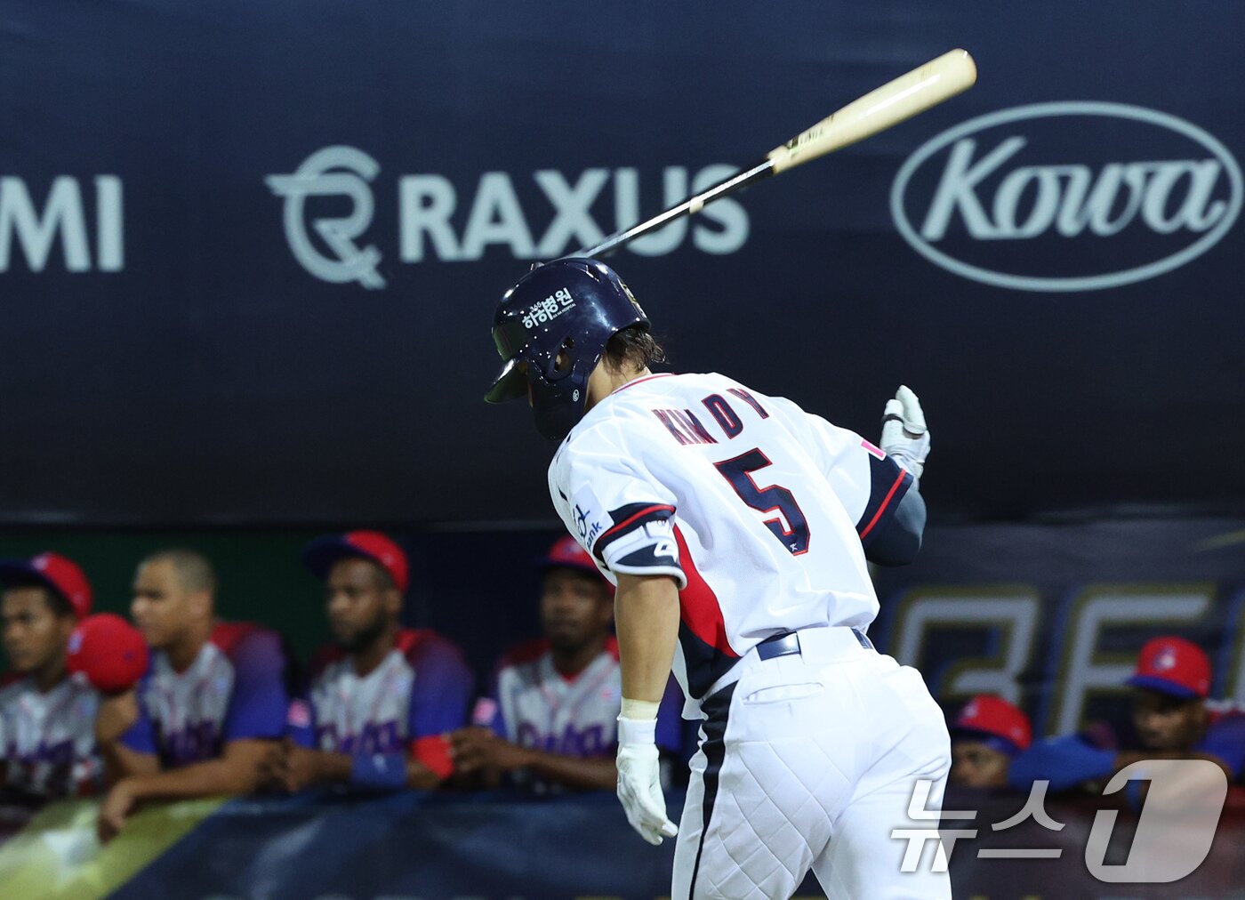 본문 이미지 - 14일&#40;현지시간&#41; 오후 대만 타이베이시 톈무 야구장에서 열린 2024 WBSC 프리미어12 B조 예선 대한민국과 쿠바의 경기, 2회말 대한민국 공격 2사 만루 상황에서 김도영이 만루홈런을 친 뒤 배트를 던지고 있다. 2024.11.14/뉴스1 ⓒ News1 장수영 기자