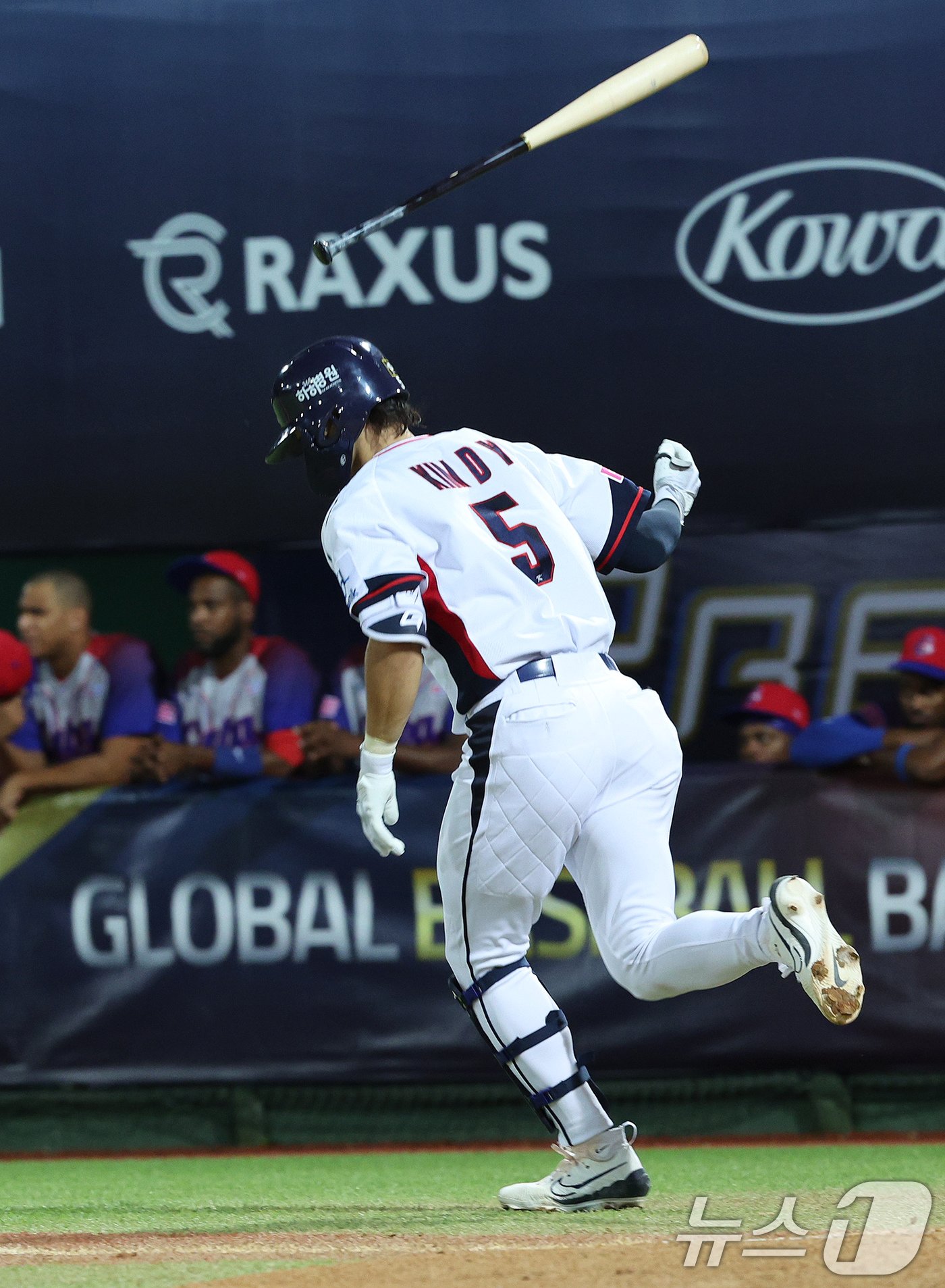 14일&#40;현지시간&#41; 오후 대만 타이베이시 톈무 야구장에서 열린 2024 WBSC 프리미어12 B조 예선 대한민국과 쿠바의 경기, 2회말 대한민국 공격 2사 만루 상황에서 김도영이 만루홈런을 친 뒤 배트를 던지고 있다. 2024.11.14/뉴스1 ⓒ News1 장수영 기자