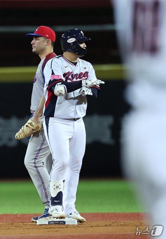 14일&#40;현지시간&#41; 오후 대만 타이베이시 톈무 야구장에서 열린 2024 WBSC 프리미어12 B조 예선 대한민국과 쿠바의 경기, 2회말 대한민국 공격 2사 상황에서 문보경이 2루타를 친 뒤 아파트 세리머니를 하고 있다. 2024.11.14/뉴스1 ⓒ News1 장수영 기자