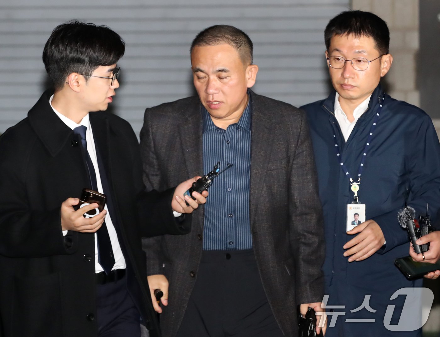 본문 이미지 - 윤석열 대통령 부부 공천 개입 의혹의 핵심 인물인 명태균 씨가 14일 오후 공천을 대가로 정치자금을 주고받은 혐의(정치자금법 위반)로 경남 창원시 성산구 창원지방법원에서 열린 구속 전 피의자 심문(영장실질심사)을 마친 후 대기 장소인 창원교도소로 가기 위해 호송차로 이동하고 있다. 2024.11.14/뉴스1 ⓒ News1 윤일지 기자