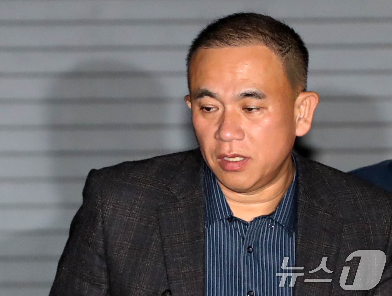 (창원=뉴스1) 윤일지 기자 = 윤석열 대통령 부부 공천 개입 의혹의 핵심 인물인 명태균 씨가 14일 오후 공천을 대가로 정치자금을 주고받은 혐의(정치자금법 위반)로 경남 창원시 …