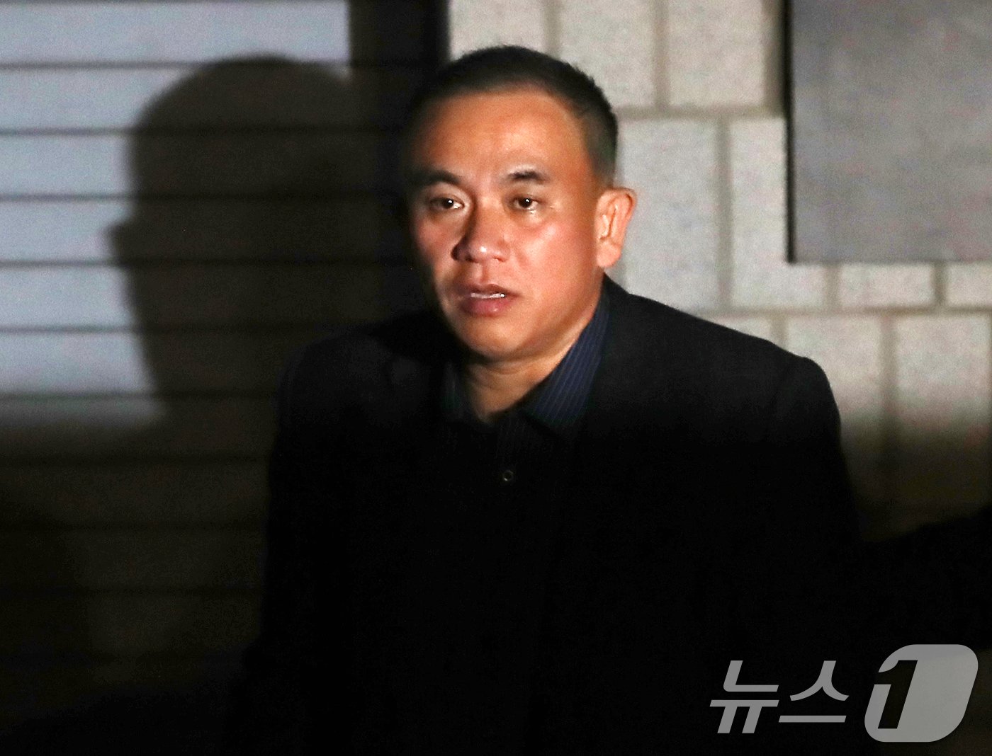 본문 이미지 - 윤석열 대통령 부부 공천 개입 의혹의 핵심 인물인 명태균 씨가 14일 오후 공천을 대가로 정치자금을 주고받은 혐의(정치자금법 위반)로 경남 창원시 성산구 창원지방법원에서 열린 구속 전 피의자 심문(영장실질심사)을 마친 후 대기 장소인 창원교도소로 가기 위해 호송차로 이동하고 있다. 2024.11.14/뉴스1 ⓒ News1 윤일지 기자