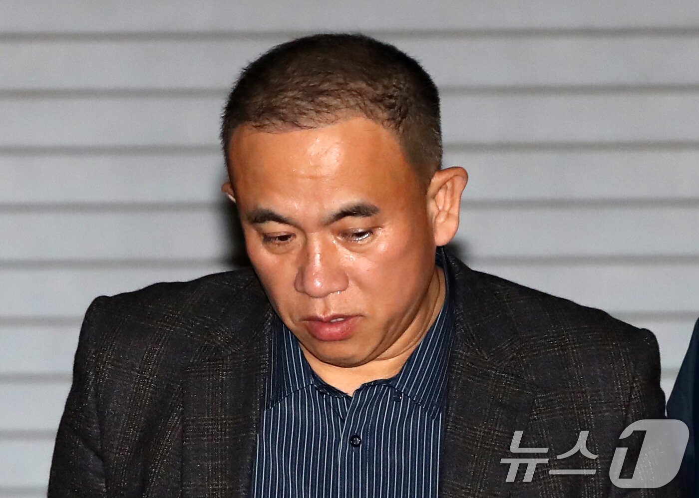 본문 이미지 - 윤석열 대통령 부부 공천 개입 의혹의 핵심 인물인 명태균 씨가 14일 오후 공천을 대가로 정치자금을 주고받은 혐의&#40;정치자금법 위반&#41;로 경남 창원시 성산구 창원지방법원에서 열린 구속 전 피의자 심문&#40;영장실질심사&#41;을 마친 후 대기 장소인 창원교도소로 가기 위해 호송차로 이동하고 있다. 2024.11.14/뉴스1 ⓒ News1 윤일지 기자