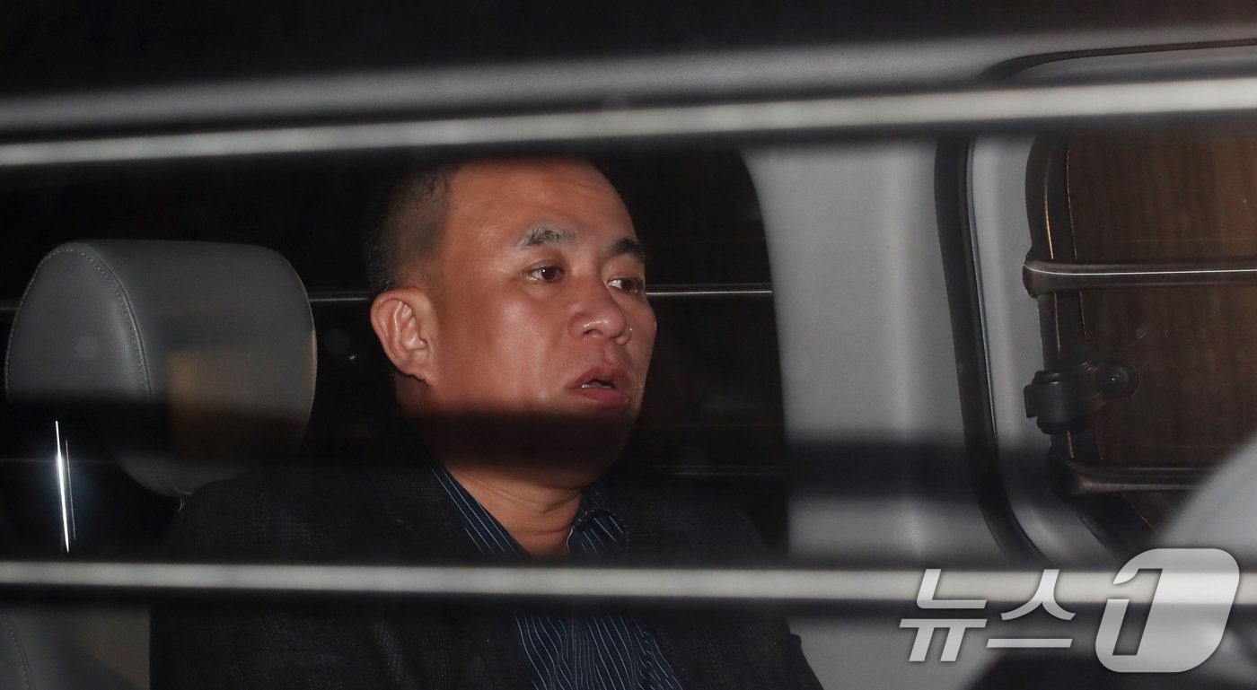 본문 이미지 - 윤석열 대통령 부부 공천 개입 의혹의 핵심 인물인 명태균 씨가 14일 오후 공천을 대가로 정치자금을 주고받은 혐의(정치자금법 위반)로 경남 창원시 성산구 창원지방법원에서 열린 구속 전 피의자 심문(영장실질심사)을 마친 후 대기 장소인 창원교도소로 가기 위해 호송차에 탑승하고 있다. 2024.11.14/뉴스1 ⓒ News1 윤일지 기자