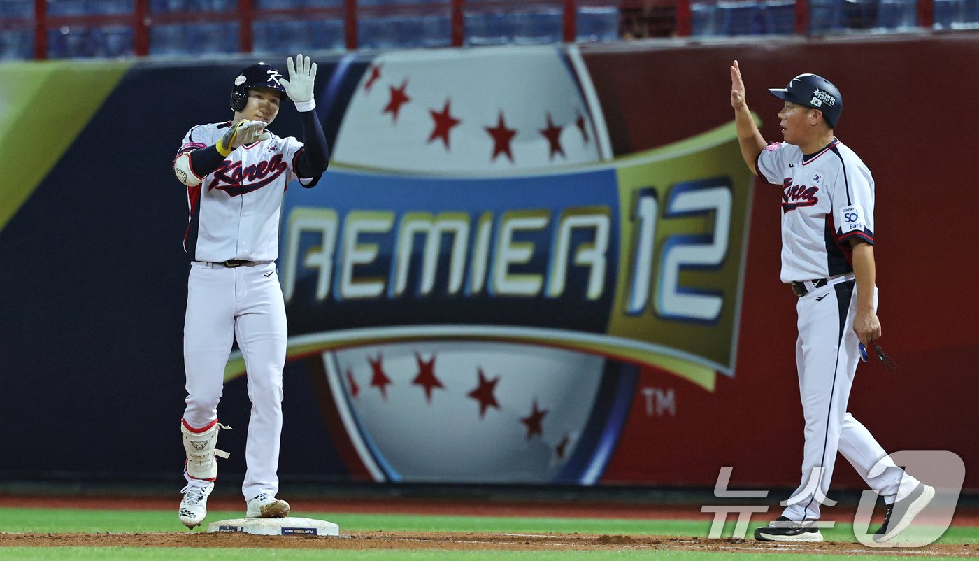 14일&#40;현지시간&#41; 오후 대만 타이베이시 톈무 야구장에서 열린 2024 WBSC 프리미어12 B조 예선 대한민국과 쿠바의 경기, 2회말 대한민국 공격 2사 2루 상황에서 박성한이 안타로 출루한 뒤 아파트 세리머니를 하고 있다. 2024.11.14/뉴스1 ⓒ News1 장수영 기자