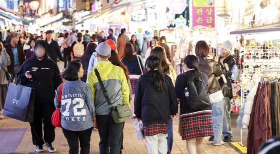 수능날 인파로 북적이는 홍대 거리