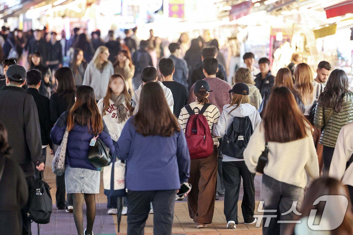 2025학년도 대학수학능력시험일인 14일 오후 서울 마포구 홍대 거리가 학생들을 비롯한 인파로 북적이고 있다. 2024.11.14/뉴스1 ⓒ News1 민경석 기자