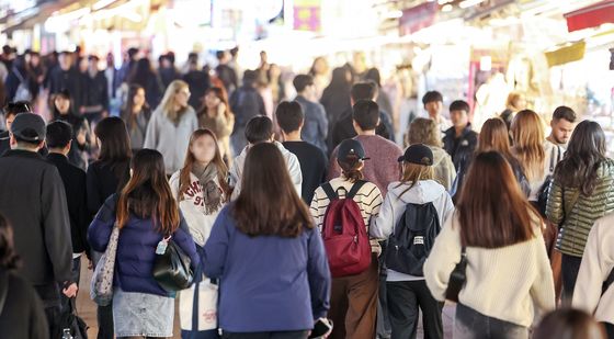 수능 끝나고…'북적이는 홍대 거리'