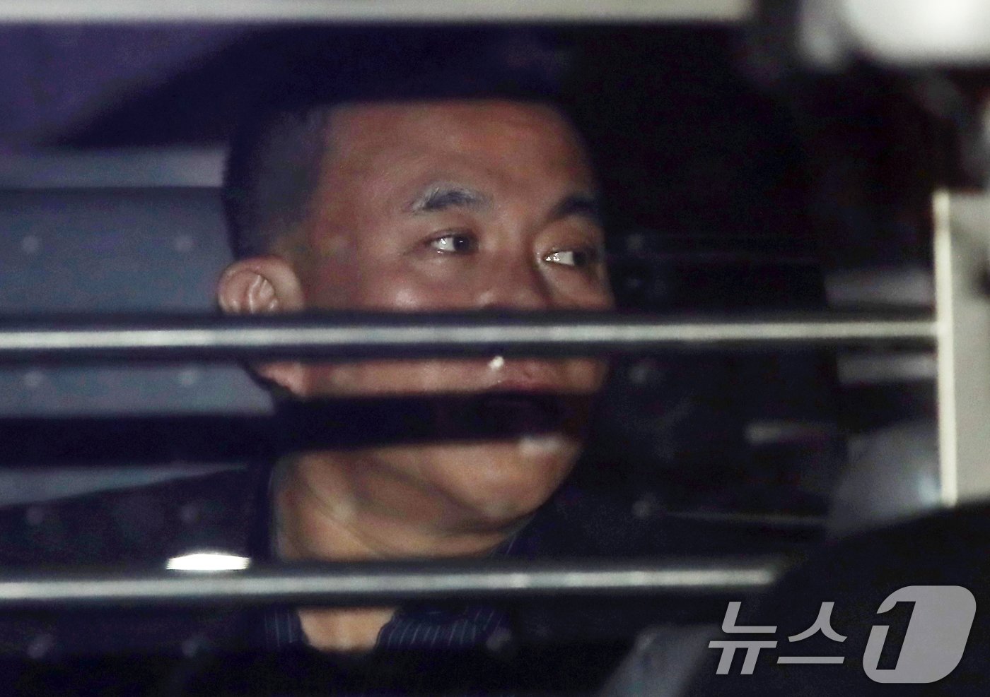 본문 이미지 - 윤석열 대통령 부부 공천 개입 의혹의 핵심 인물인 명태균 씨가 14일 오후 공천을 대가로 정치자금을 주고받은 혐의(정치자금법 위반)로 경남 창원시 성산구 창원지방법원에서 열린 구속 전 피의자 심문(영장실질심사)을 마친 후 대기 장소인 창원교도소로 가기 위해 호송차에 탑승하고 있다. 2024.11.14/뉴스1 ⓒ News1 윤일지 기자