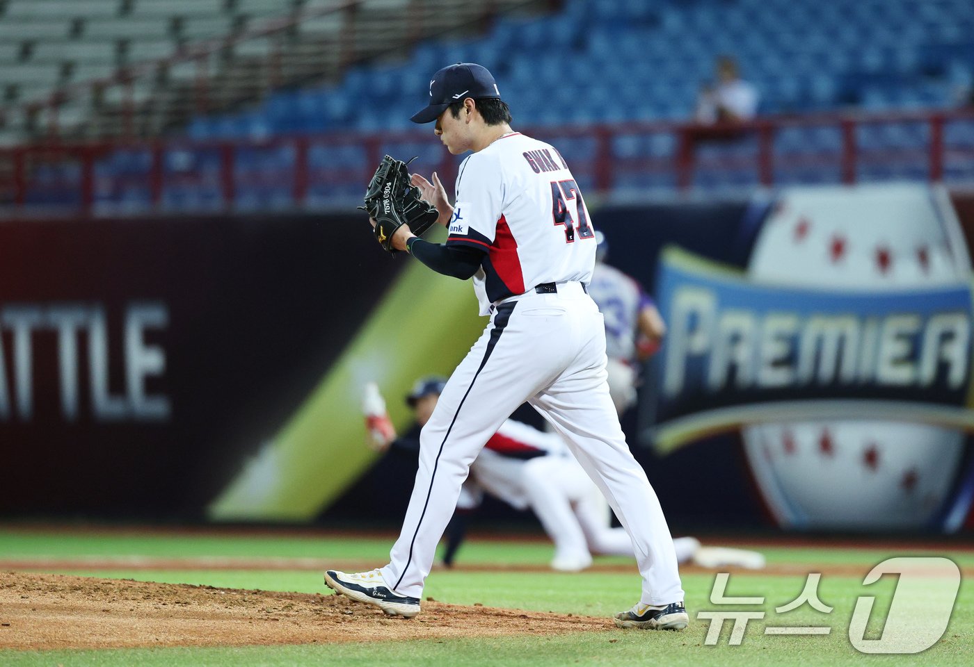 14일&#40;현지시간&#41; 오후 대만 타이베이시 톈무 야구장에서 열린 2024 WBSC 프리미어12 B조 예선 대한민국과 쿠바의 경기, 4회초 대한민국 선발 곽빈이 1사 1, 2루 상황을 병살로 벗어나고 있다. 2024.11.14/뉴스1 ⓒ News1 장수영 기자