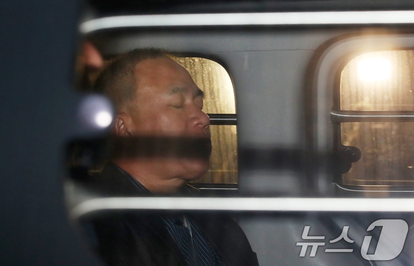 본문 이미지 - 윤석열 대통령 부부 공천 개입 의혹의 핵심 인물인 명태균 씨가 14일 오후 공천을 대가로 정치자금을 주고받은 혐의(정치자금법 위반)로 경남 창원시 성산구 창원지방법원에서 열린 구속 전 피의자 심문(영장실질심사)을 마친 후 대기 장소인 창원교도소로 가기 위해 호송차에 탑승하고 있다. 2024.11.14/뉴스1 ⓒ News1 윤일지 기자