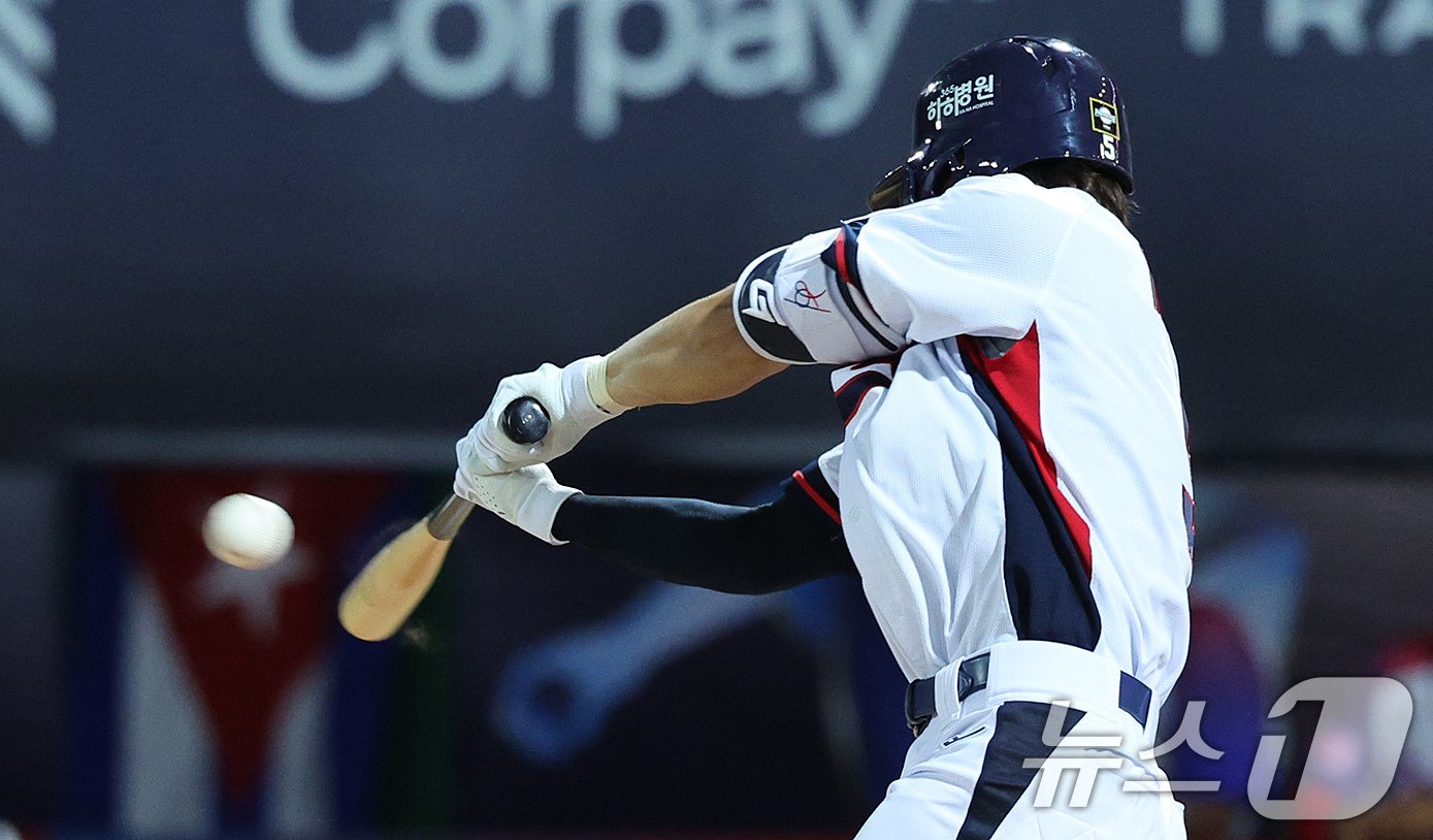 본문 이미지 - 14일&#40;현지시간&#41; 오후 대만 타이베이시 톈무 야구장에서 열린 2024 WBSC 프리미어12 B조 예선 대한민국과 쿠바의 경기, 5회말 대한민국 공격 1사 상황에서 김도영이 2루타를 치고 있다. 2024.11.14/뉴스1 ⓒ News1 장수영 기자