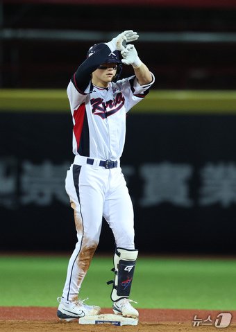 본문 이미지 - 14일&#40;현지시간&#41; 오후 대만 타이베이시 톈무 야구장에서 열린 2024 WBSC 프리미어12 B조 예선 대한민국과 쿠바의 경기, 5회말 대한민국 공격 1사 상황에서 김도영이 2루타로 출루한 뒤 아파트 세리머니를 하고 있다. 2024.11.14/뉴스1 ⓒ News1 장수영 기자