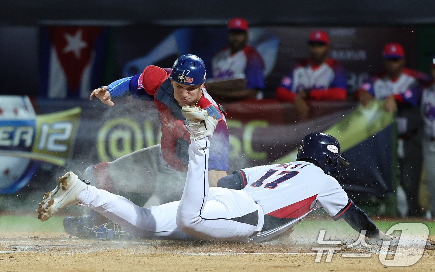 14일&#40;현지시간&#41; 오후 대만 타이베이시 톈무 야구장에서 열린 2024 WBSC 프리미어12 B조 예선 대한민국과 쿠바의 경기, 6회말 대한민국 공격 2사 2루 상황에서 2루주자 나승엽이 최원준의 적시타를 틈타 홈으로 파고 들어 점수를 올리고 있다. 2024.11.14/뉴스1 ⓒ News1 장수영 기자