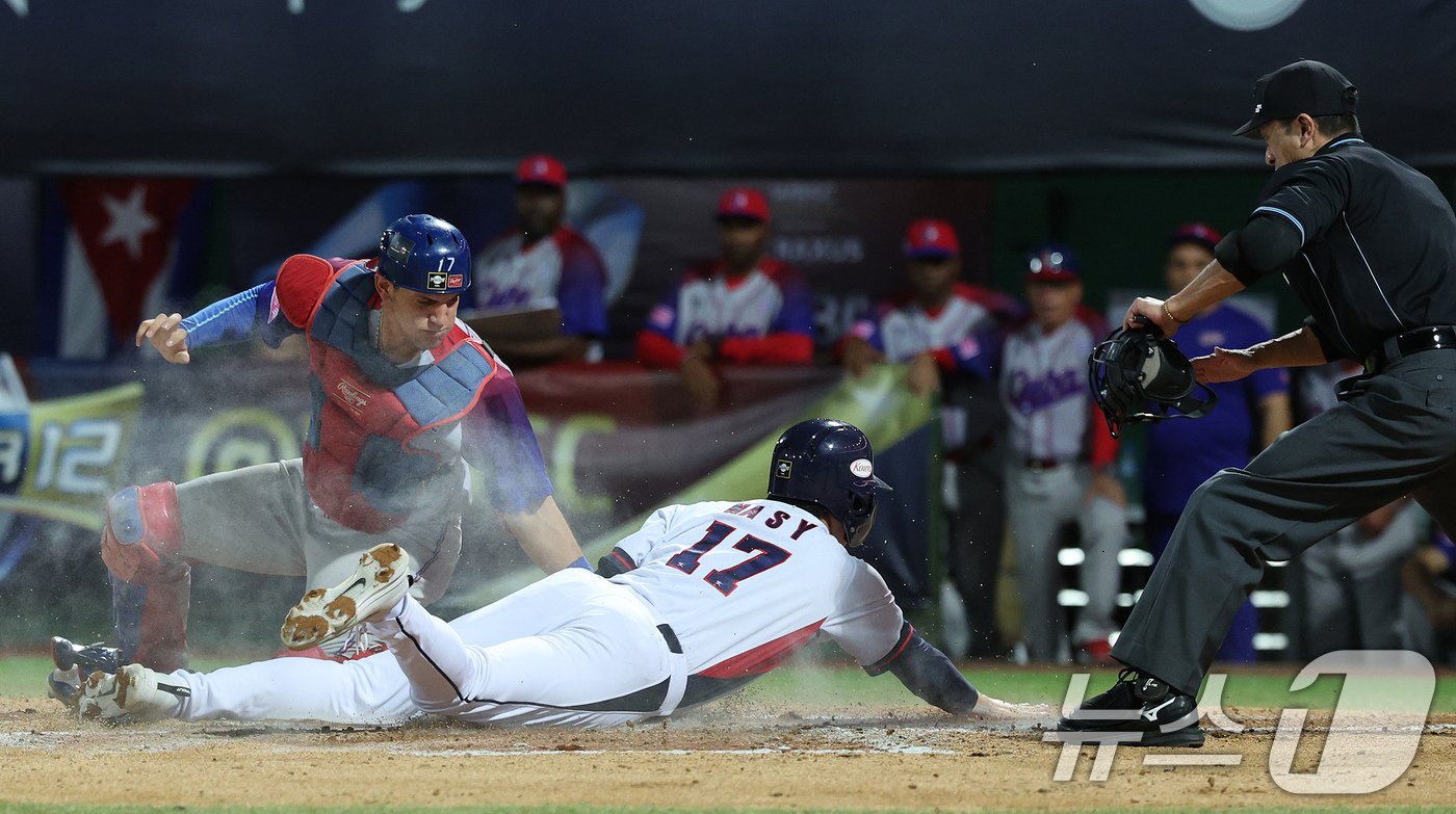 14일&#40;현지시간&#41; 오후 대만 타이베이시 톈무 야구장에서 열린 2024 WBSC 프리미어12 B조 예선 대한민국과 쿠바의 경기, 6회말 대한민국 공격 2사 2루 상황에서 2루주자 나승엽이 최원준의 적시타를 틈타 홈으로 파고 들어 점수를 올리고 있다. 2024.11.14/뉴스1 ⓒ News1 장수영 기자