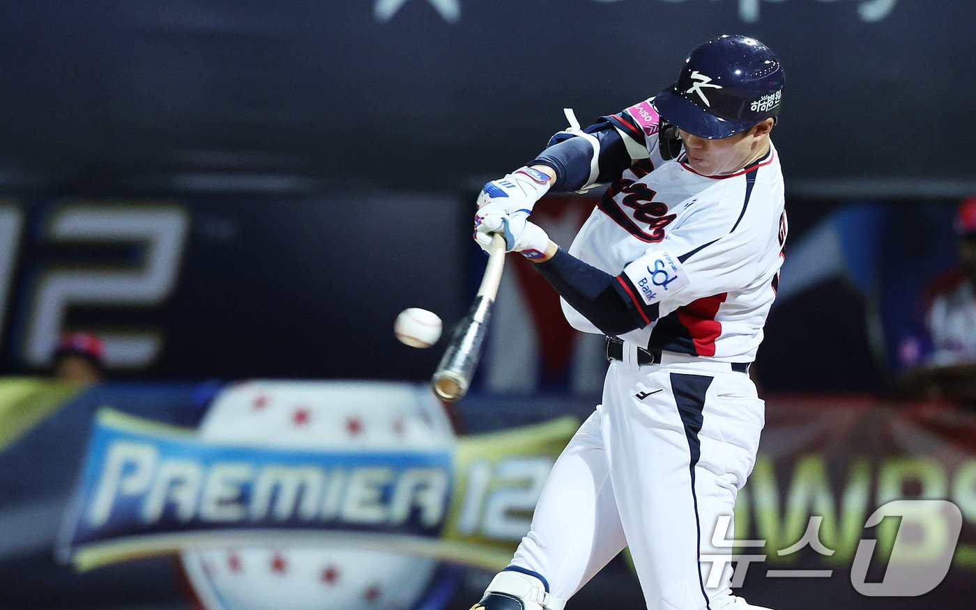 본문 이미지 - 14일(현지시간) 오후 대만 타이베이시 톈무 야구장에서 열린 2024 WBSC 프리미어12 B조 예선 대한민국과 쿠바의 경기, 6회말 대한민국 공격 2사 2루 상황에서 최원준이 1타점 적시타를 치고 있다. 2024.11.14/뉴스1 ⓒ News1 장수영 기자