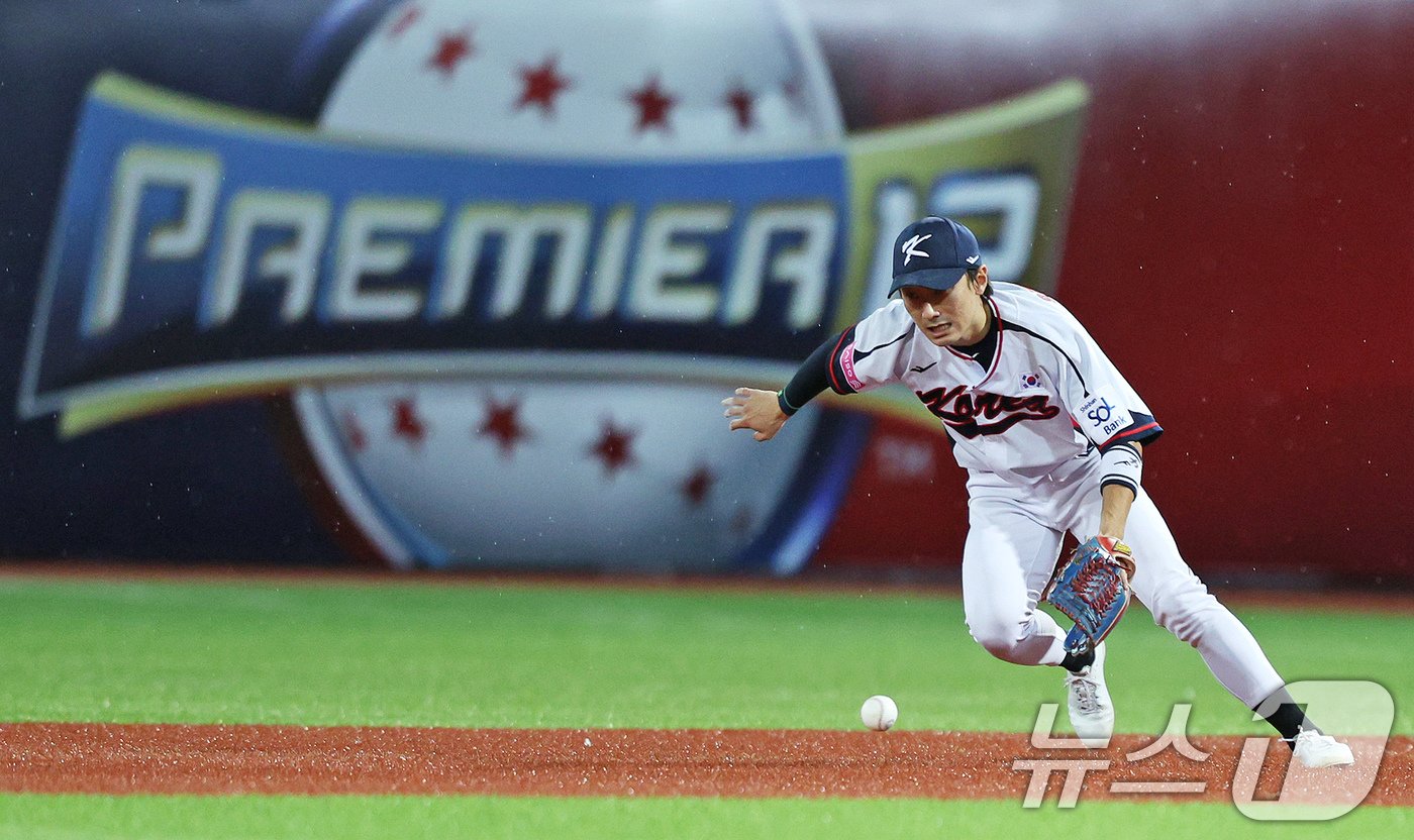 14일&#40;현지시간&#41; 오후 대만 타이베이시 톈무 야구장에서 열린 2024 WBSC 프리미어12 B조 예선 대한민국과 쿠바의 경기, 7회초 쿠바 공격 무사 1, 2루 상황에서 대한민국 2루수 신민재가 1루수 실책으로 튕겨진 공으로 잡으려 움직이고 있다. 2024.11.14/뉴스1 ⓒ News1 장수영 기자