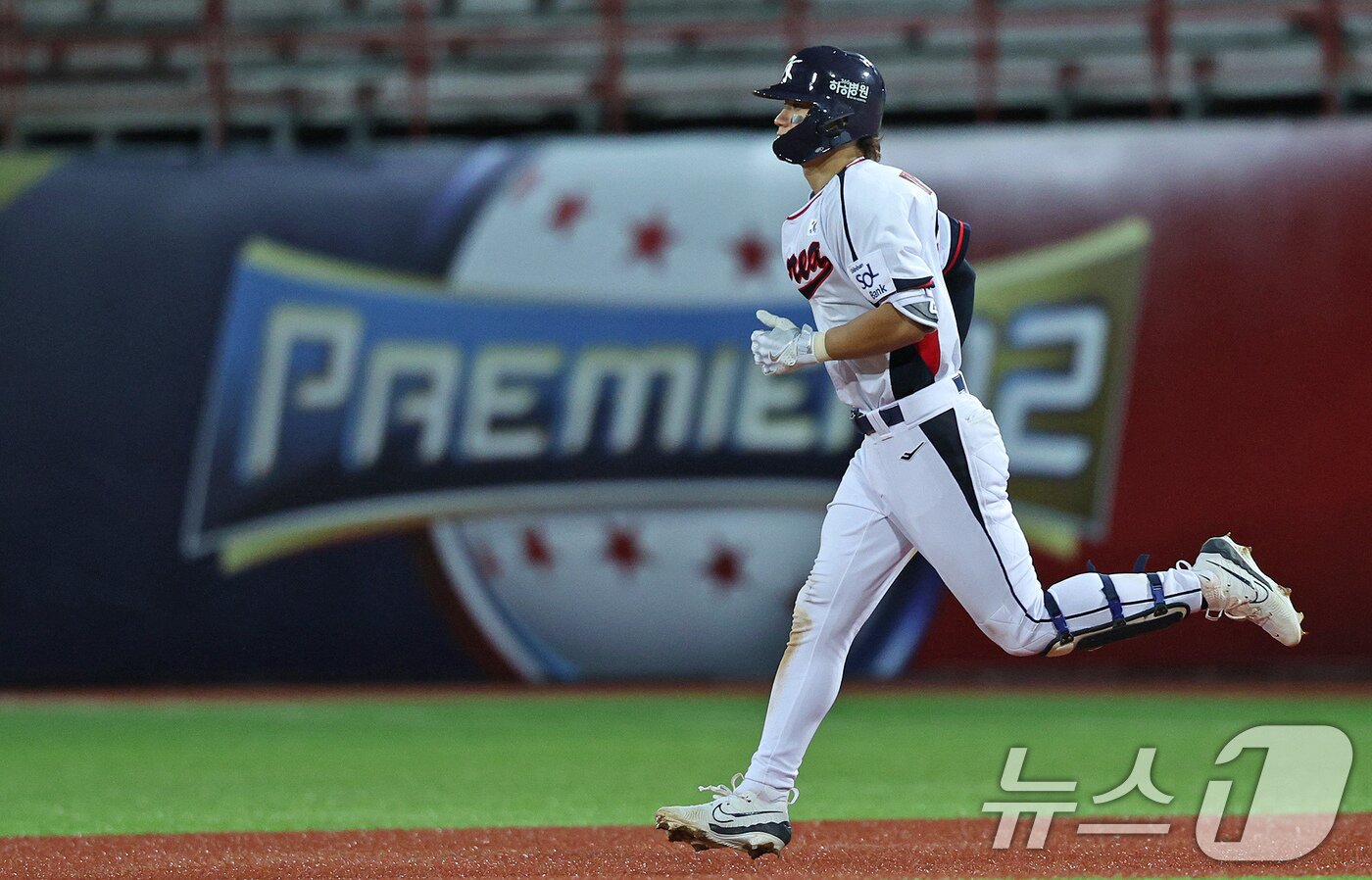 본문 이미지 - 14일&#40;현지시간&#41; 오후 대만 타이베이시 톈무 야구장에서 열린 2024 WBSC 프리미어12 B조 예선 대한민국과 쿠바의 경기, 7회말 대한민국 공격 1사 상황에서 대한민국 김도영이 솔로홈런을 친 뒤 홈을 향해 달리고 있다. 2024.11.14/뉴스1 ⓒ News1 장수영 기자